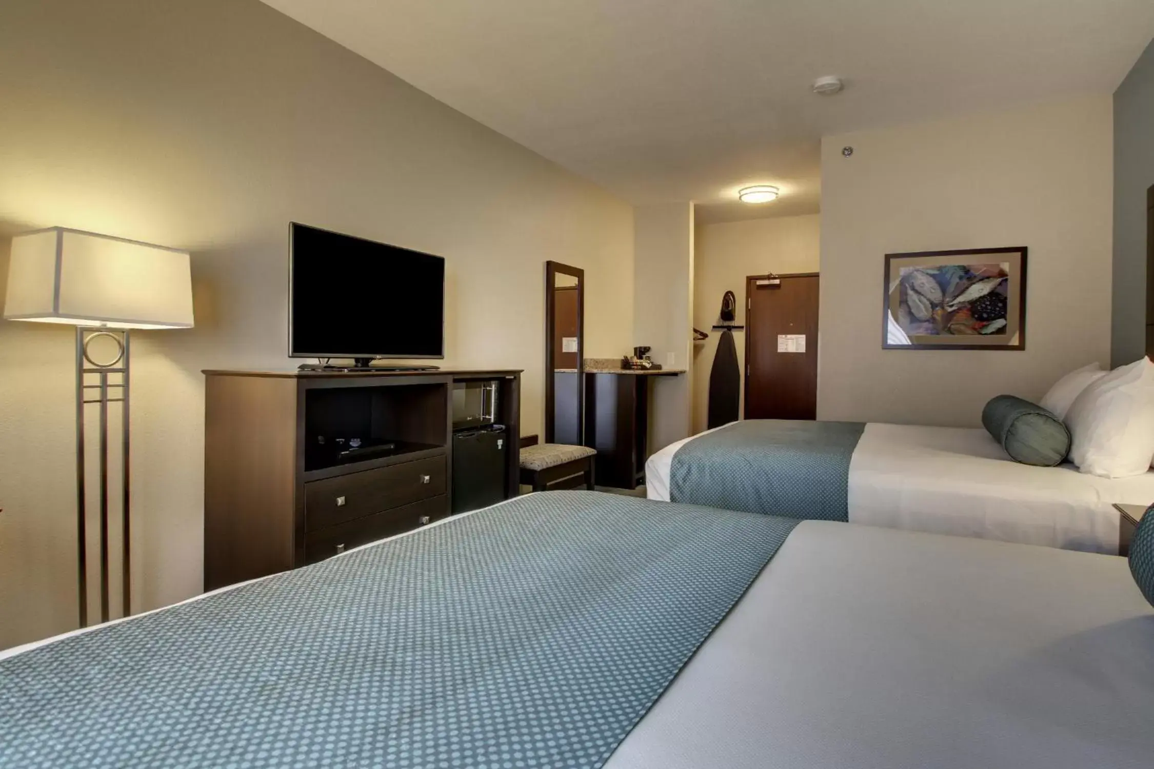 Photo of the whole room, Bed in Cobblestone Inn & Suites - Fort Dodge