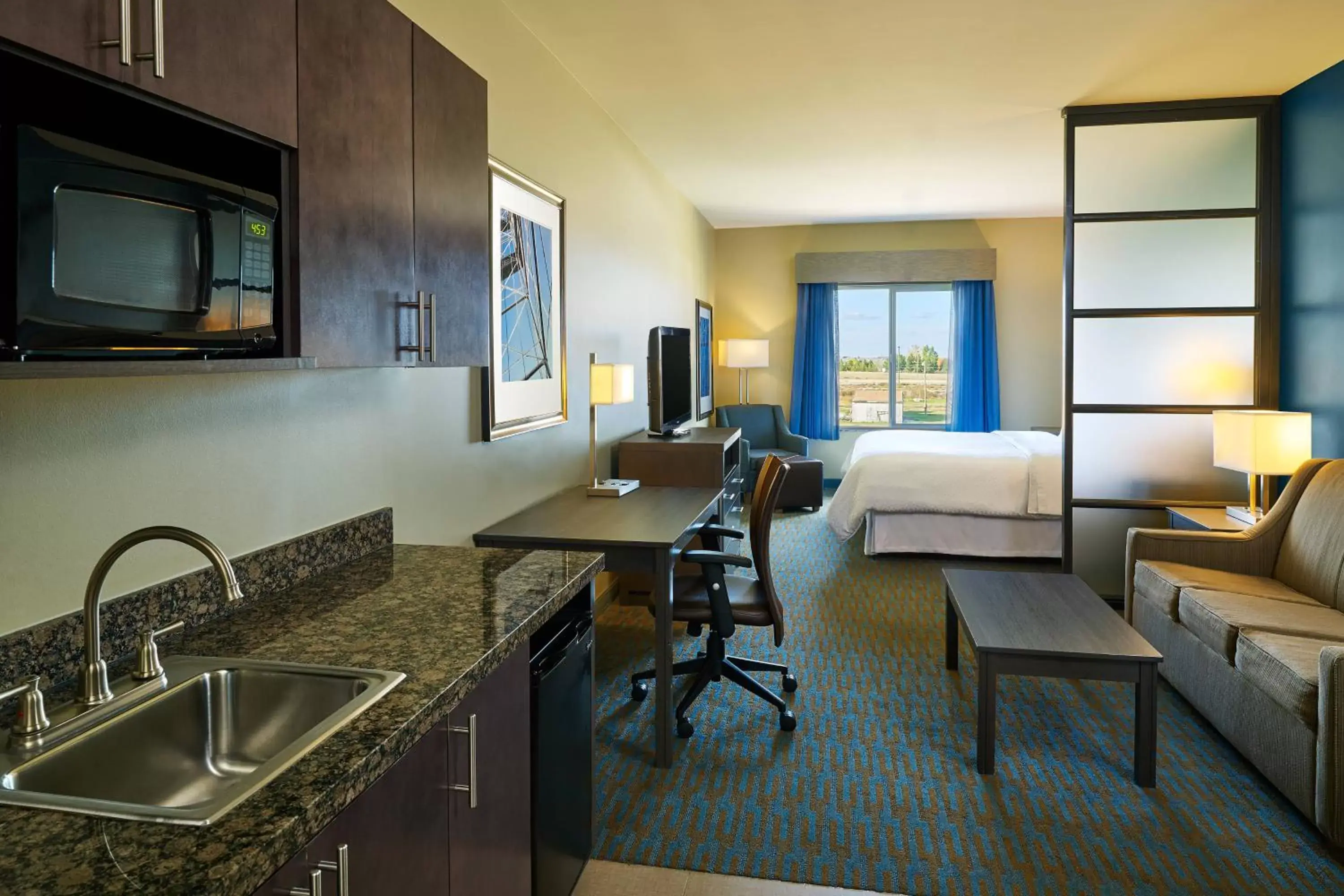 Photo of the whole room, Kitchen/Kitchenette in Four Points by Sheraton Williston