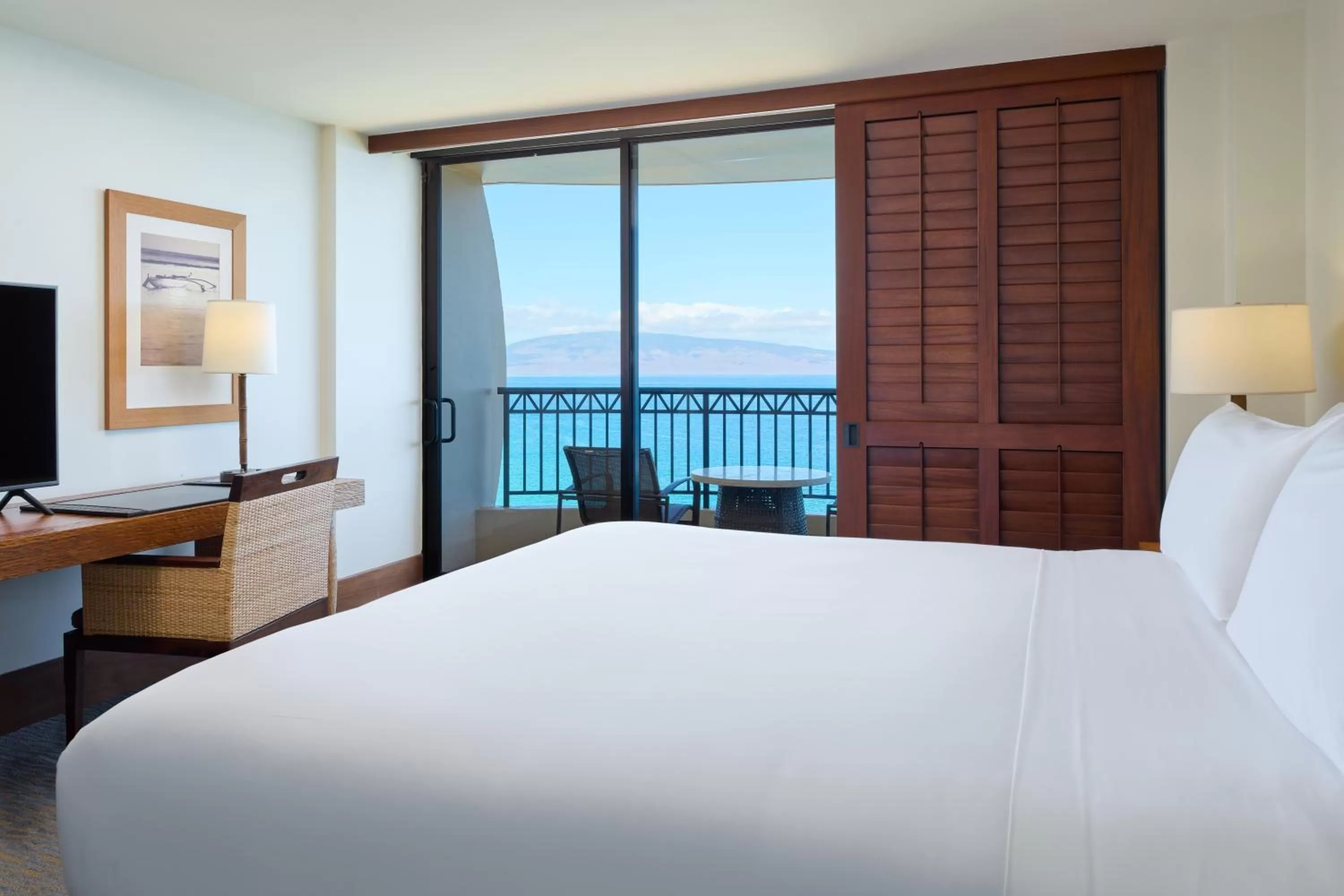 Bed in Royal Lahaina Resort & Bungalows