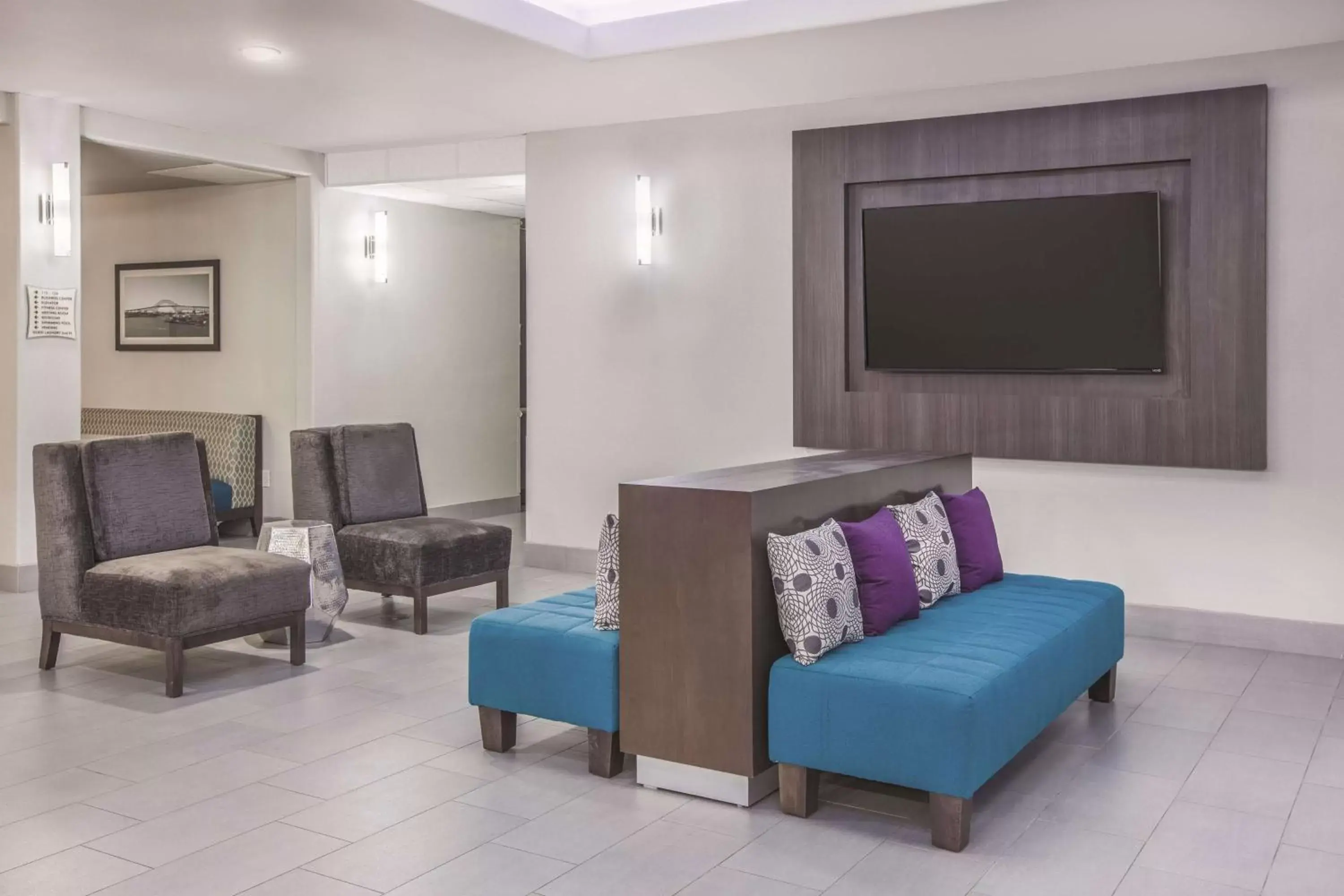 Lobby or reception in La Quinta by Wyndham Bay City Lobby or reception in La Quinta by Wyndham Bay City