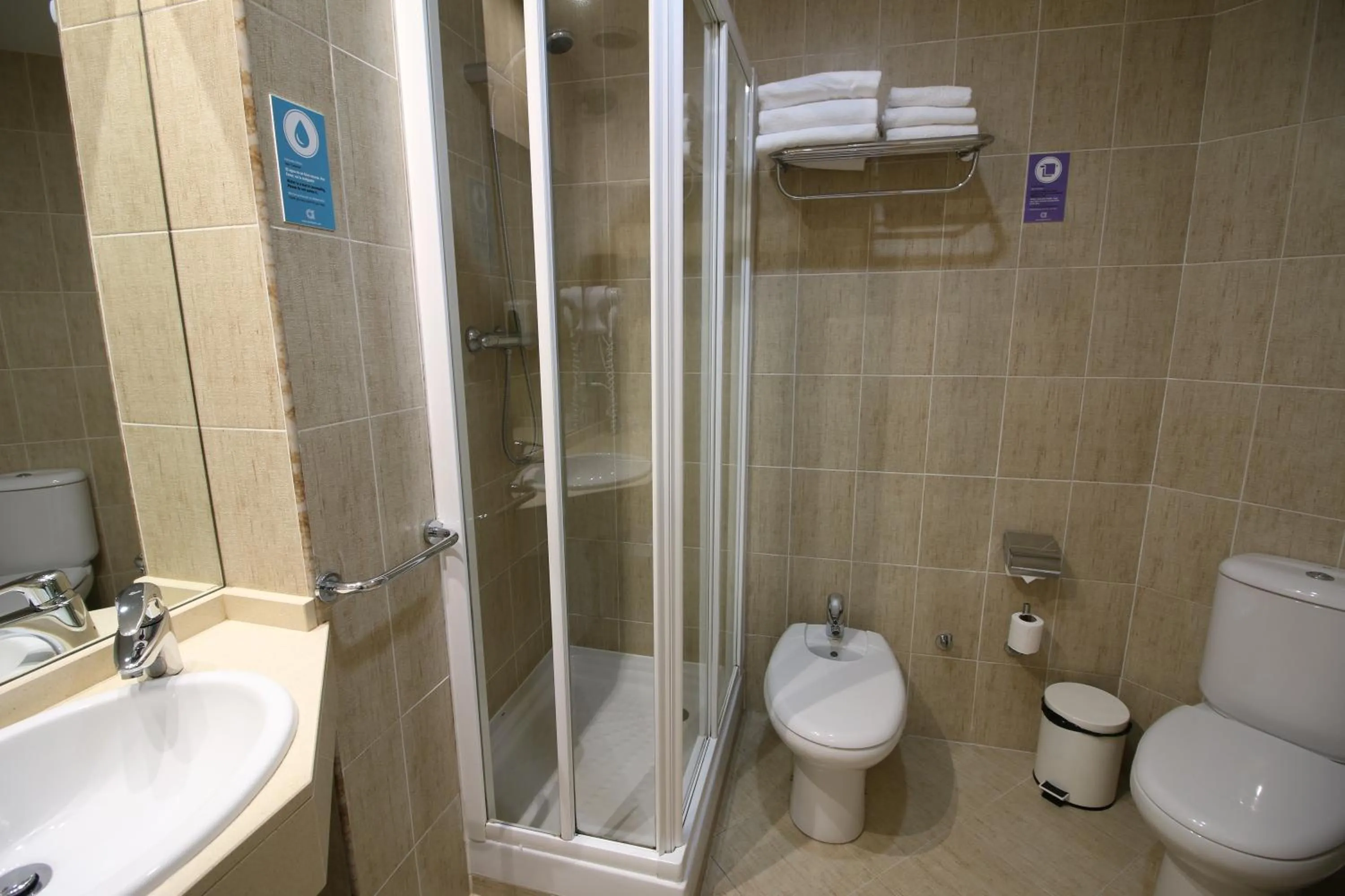 Bathroom in Hotel Alda Cardeña