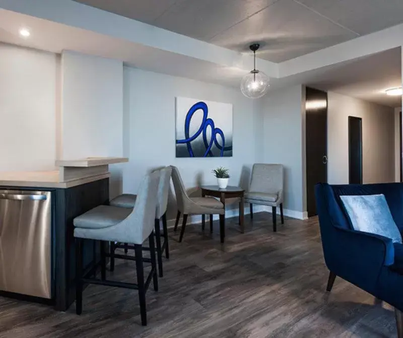 Lounge or bar, Dining Area in Imperia Hôtel et Suites Boucherville