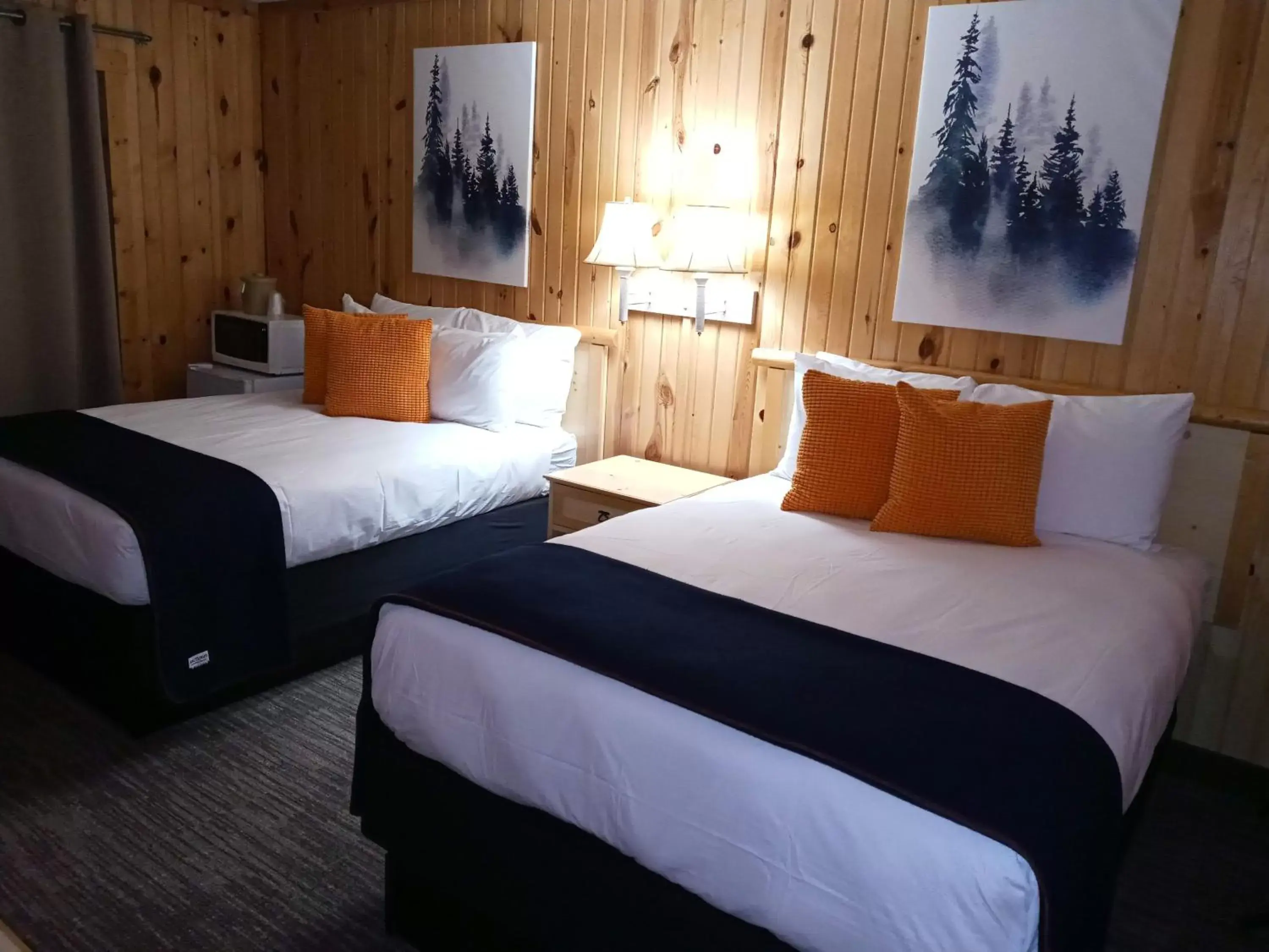 Bedroom, Bed in Cliff Dweller on Lake Superior