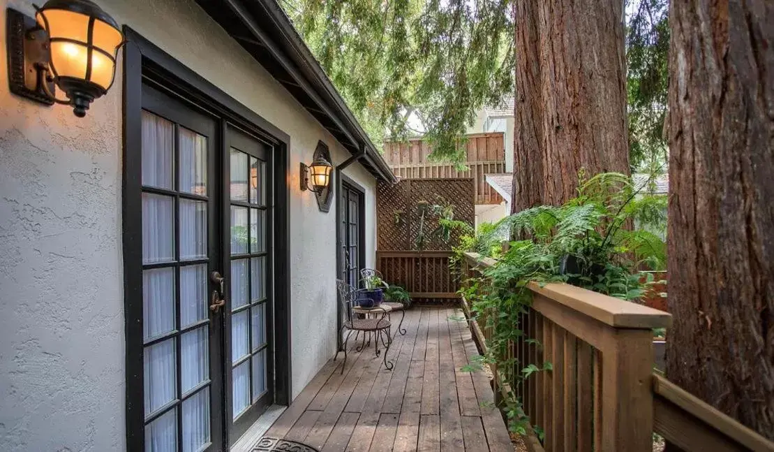 Facade/entrance, Balcony/Terrace in Candlelight Inn Napa Valley