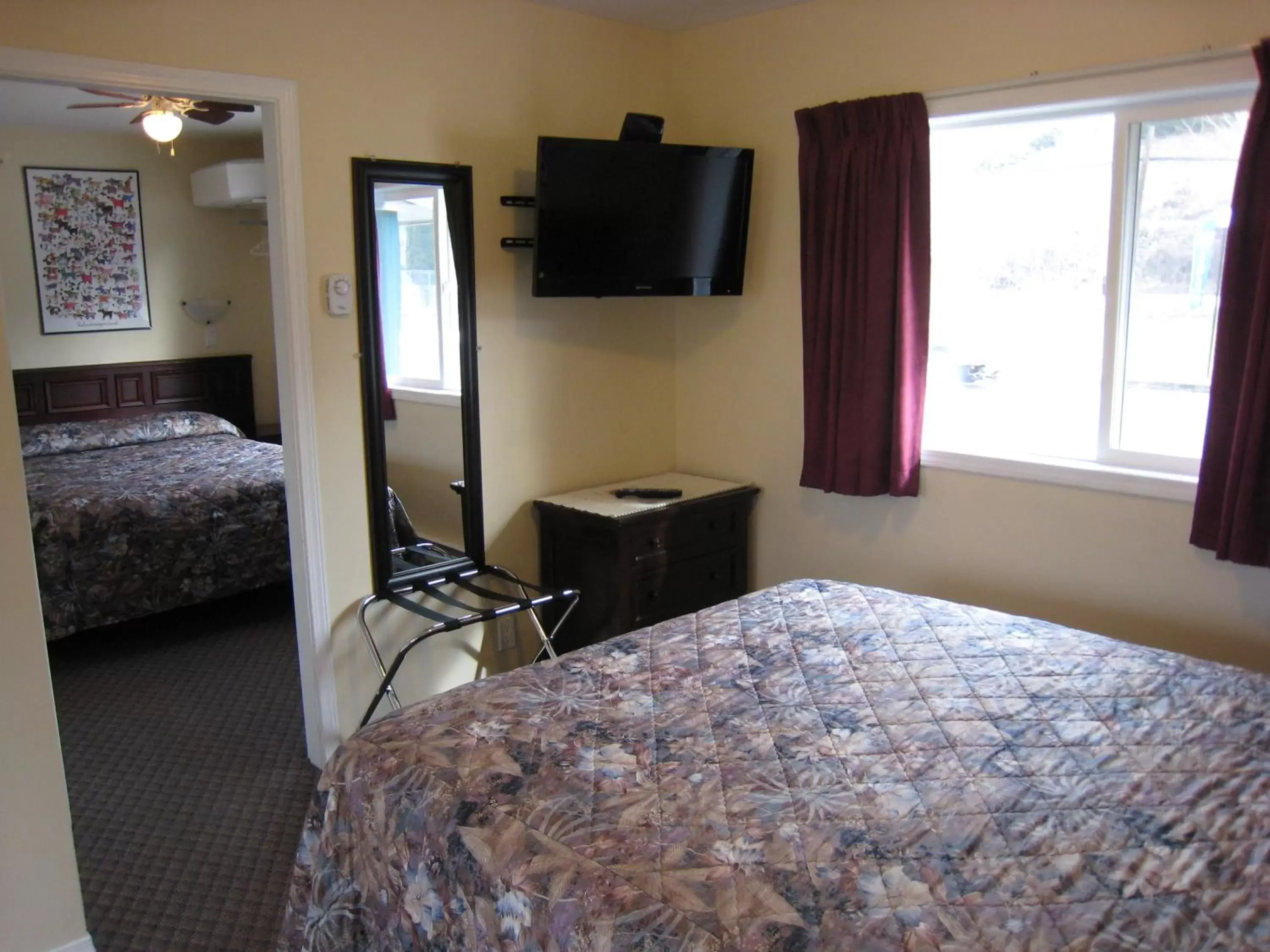 Suite (4 Adults) in Johnny's Motel Suite (4 Adults) in Johnny's Motel