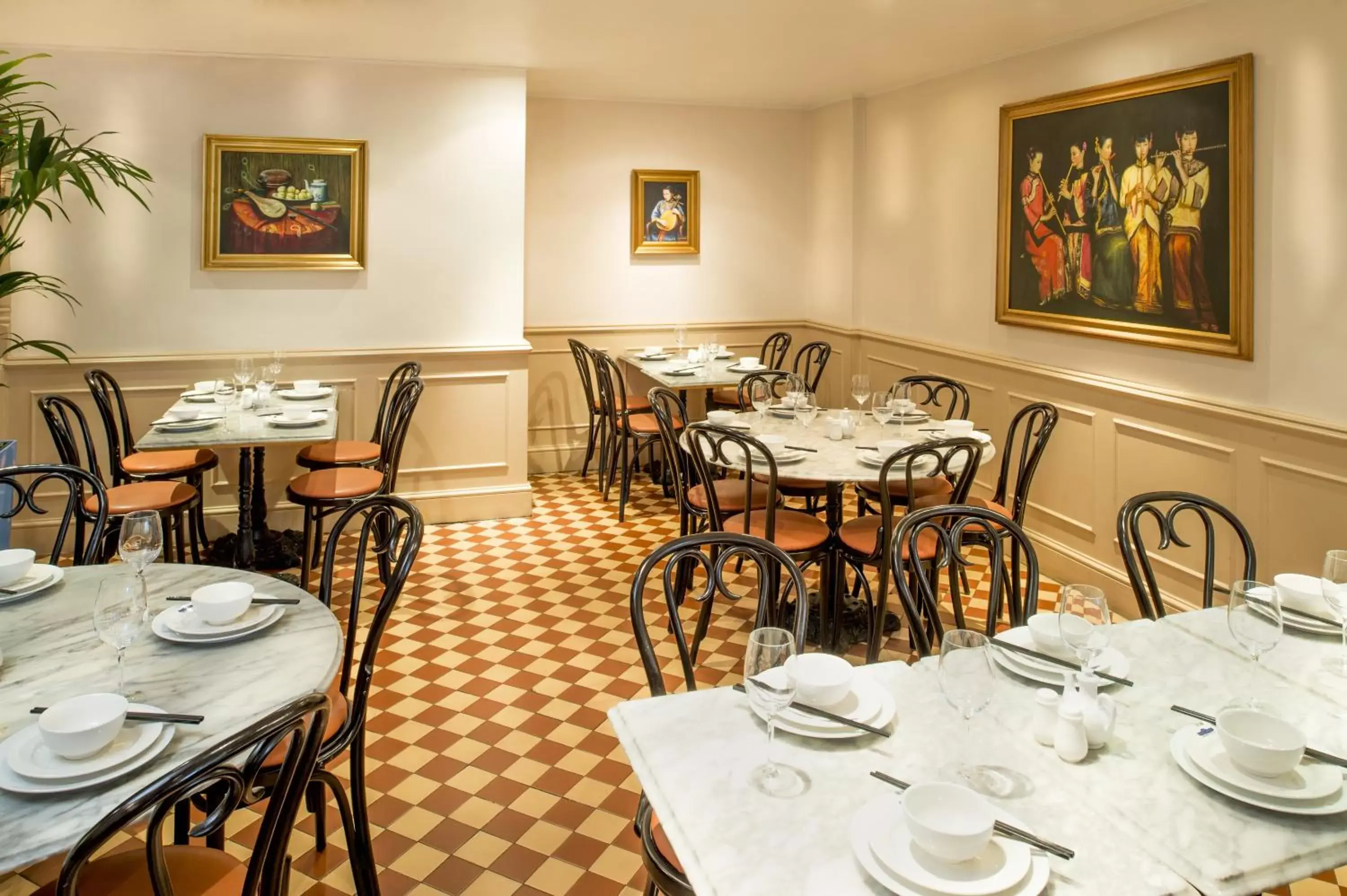 Restaurant/Places to Eat in Millennium Gloucester Hotel London