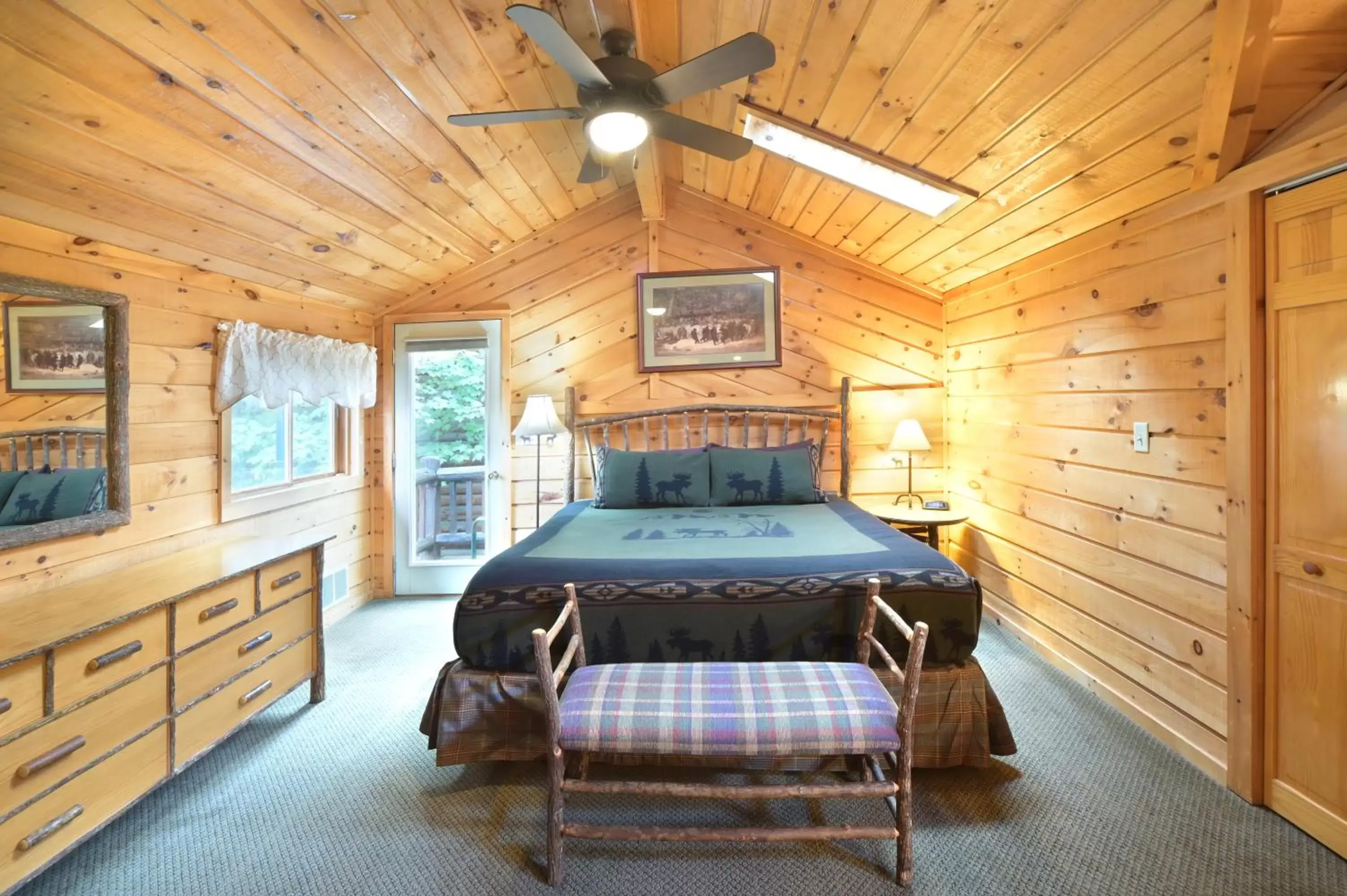 Bedroom, Bed in The Lodges at Cresthaven