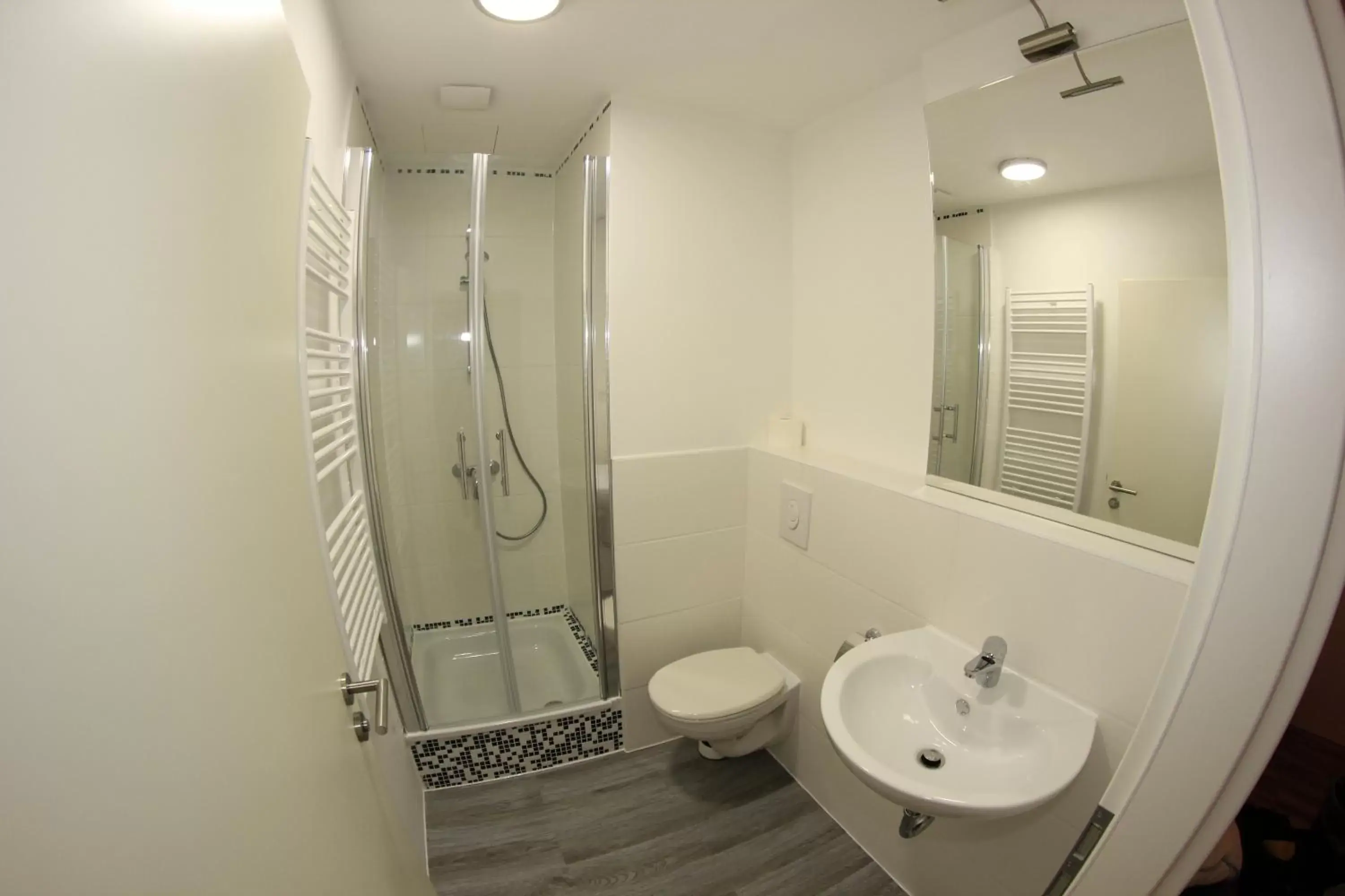 Shower, Bathroom in Botschaft