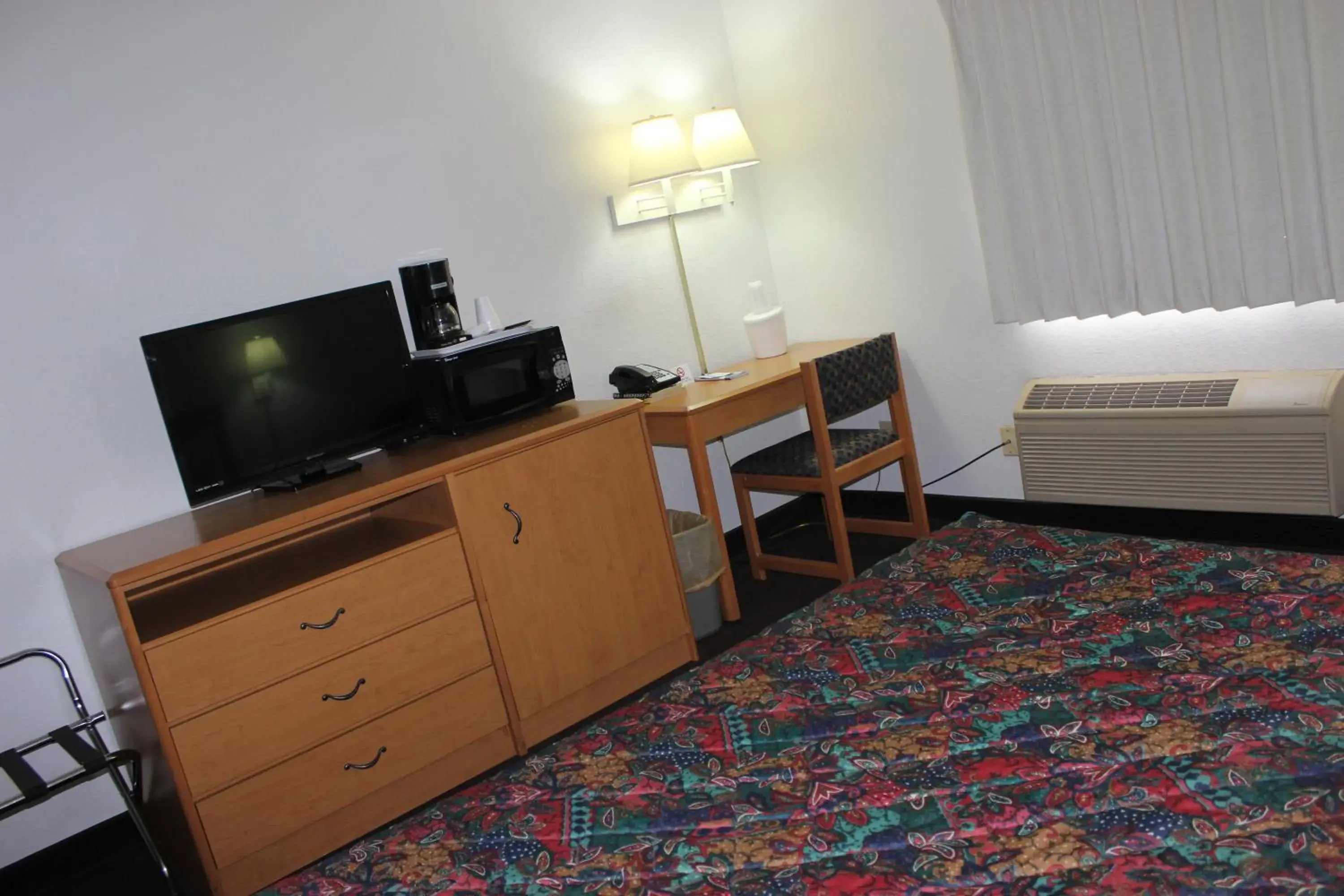 TV and multimedia, TV/Entertainment Center in Americas Best Value Inn Grand Forks