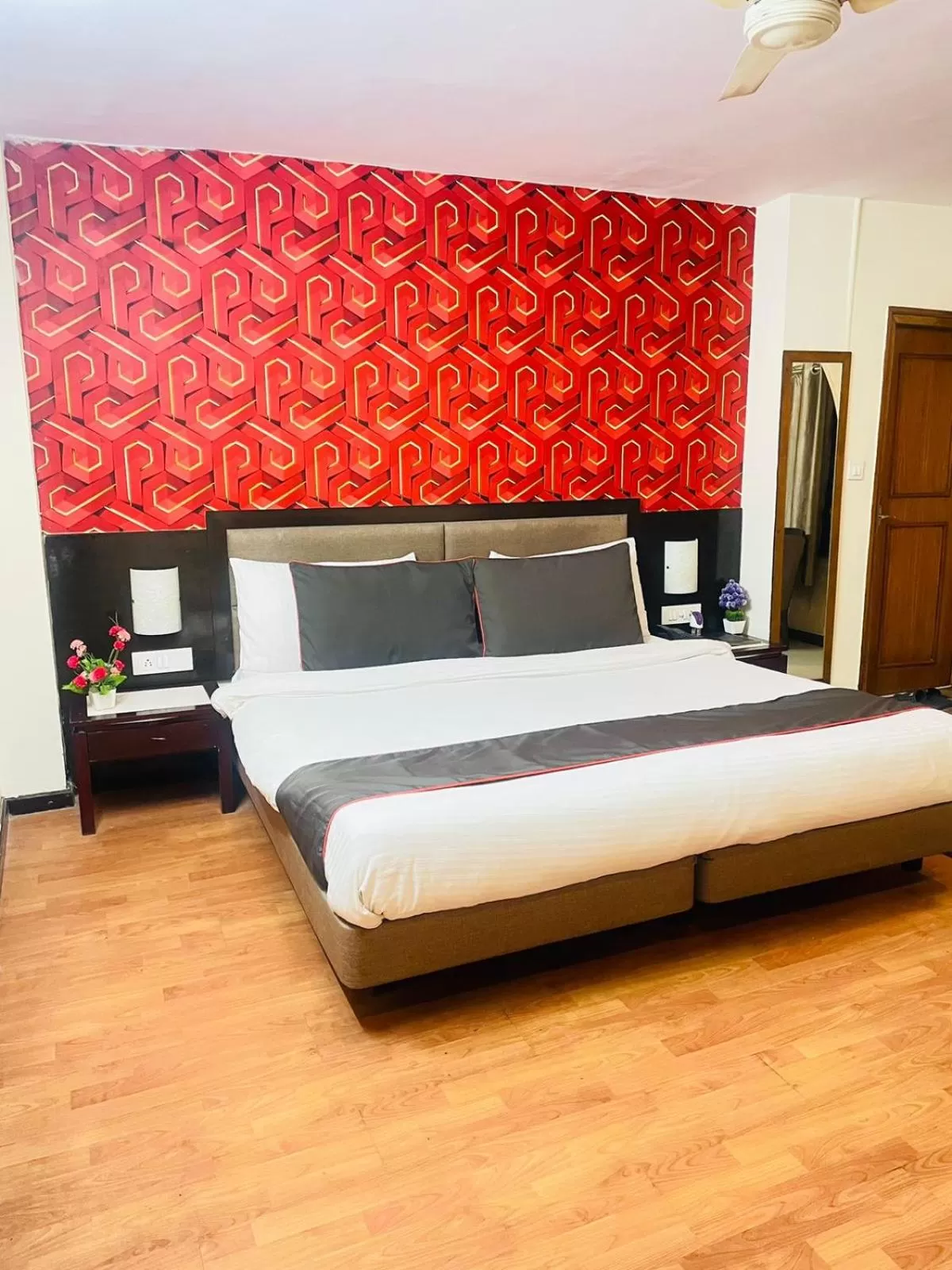 Bed in THE ROYAL PRESIDENCY INN