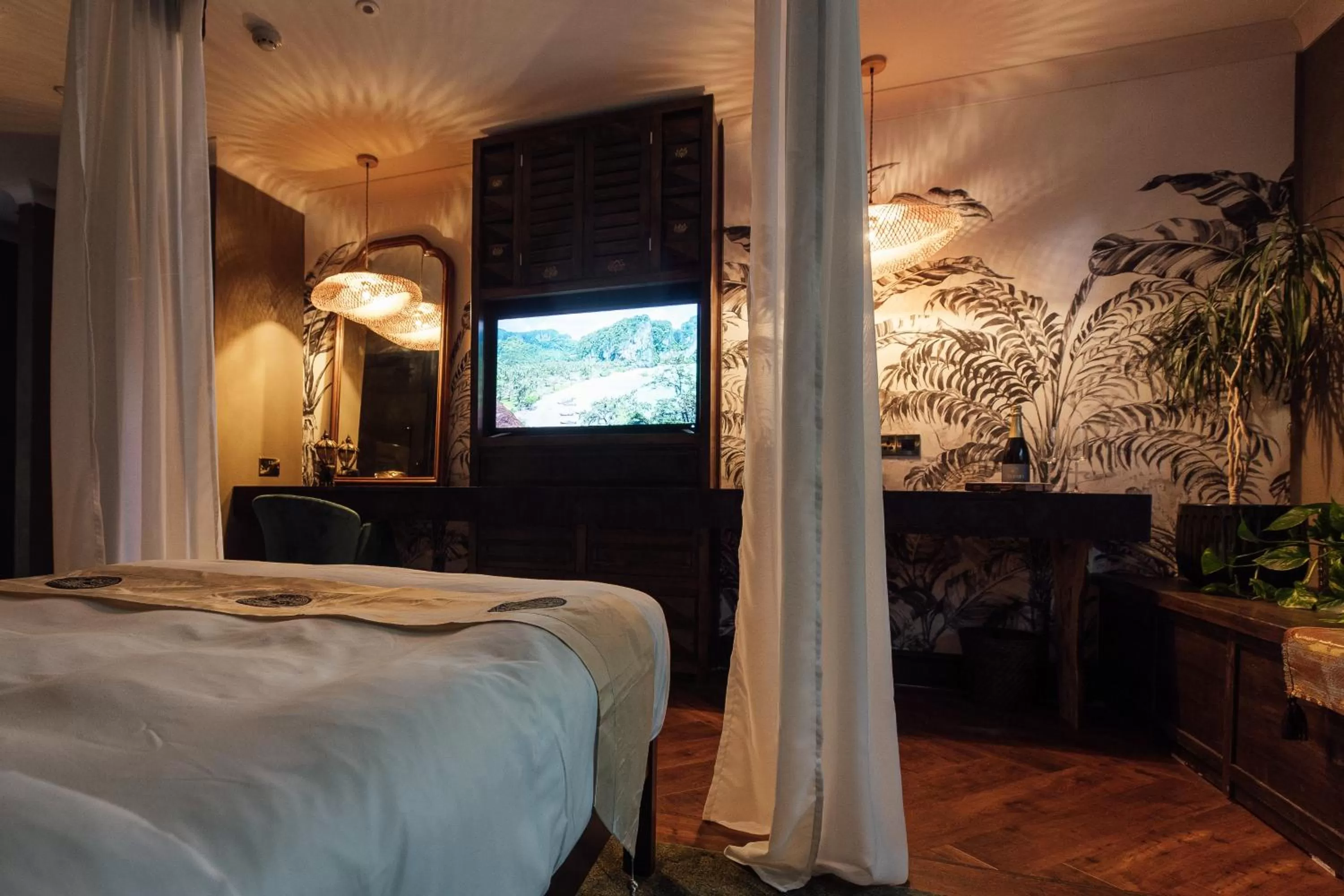 TV and multimedia, Bed in The Imperial Dragon Hotel