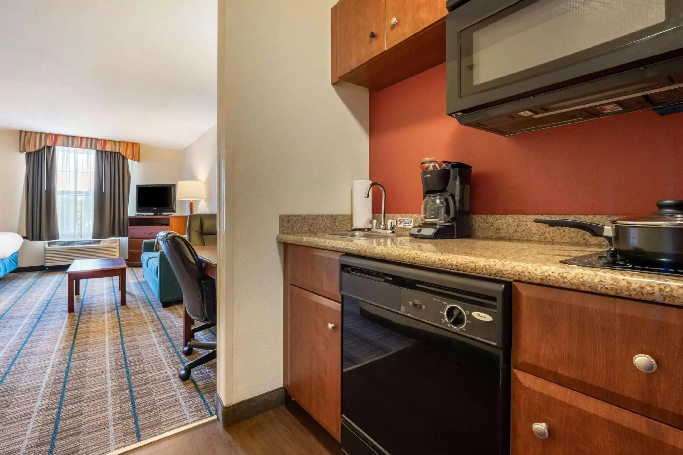 Bedroom, Kitchen/Kitchenette in MainStay Suites Grantville