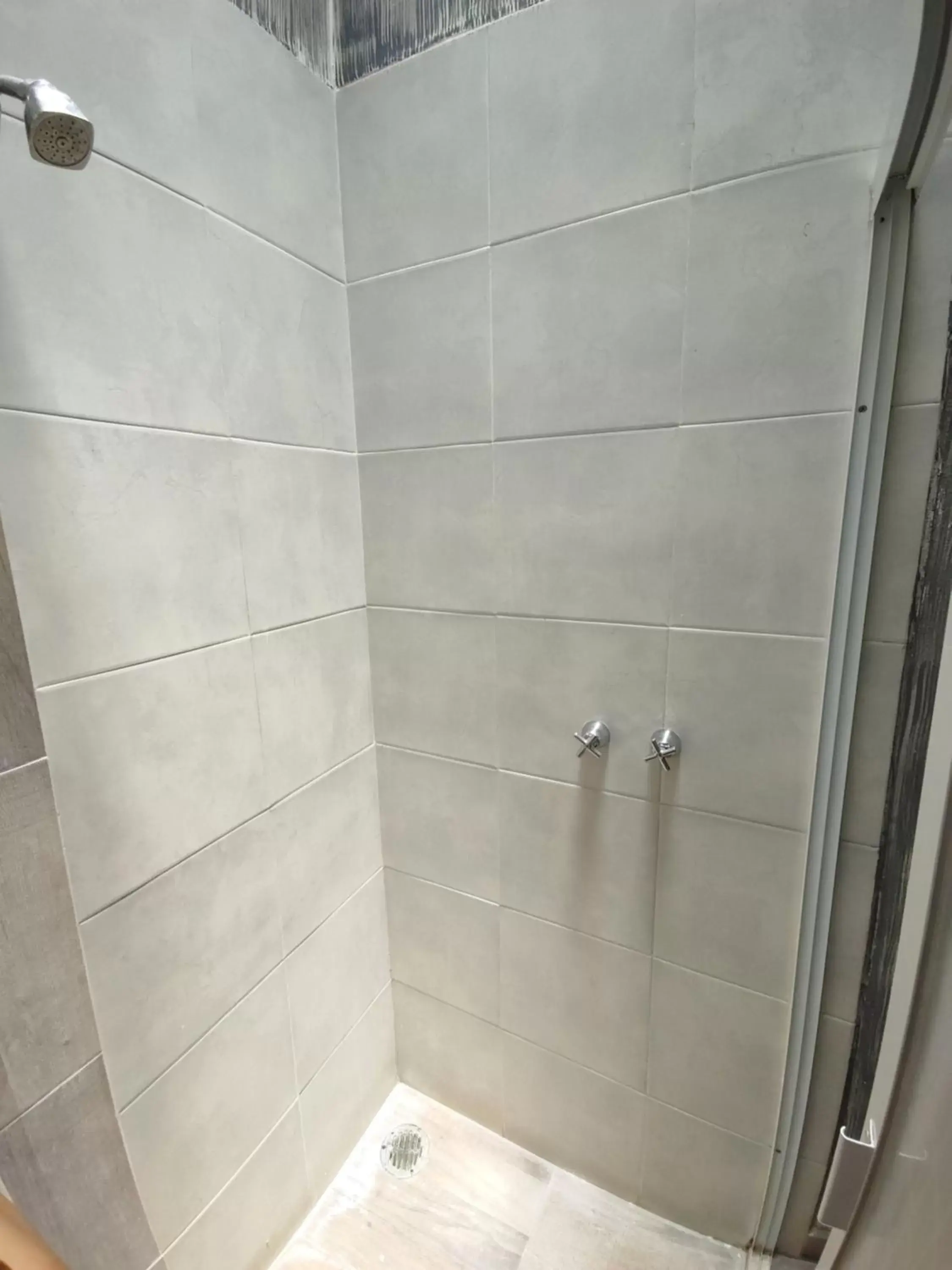 Shower, Bathroom in Hotel el Descanso