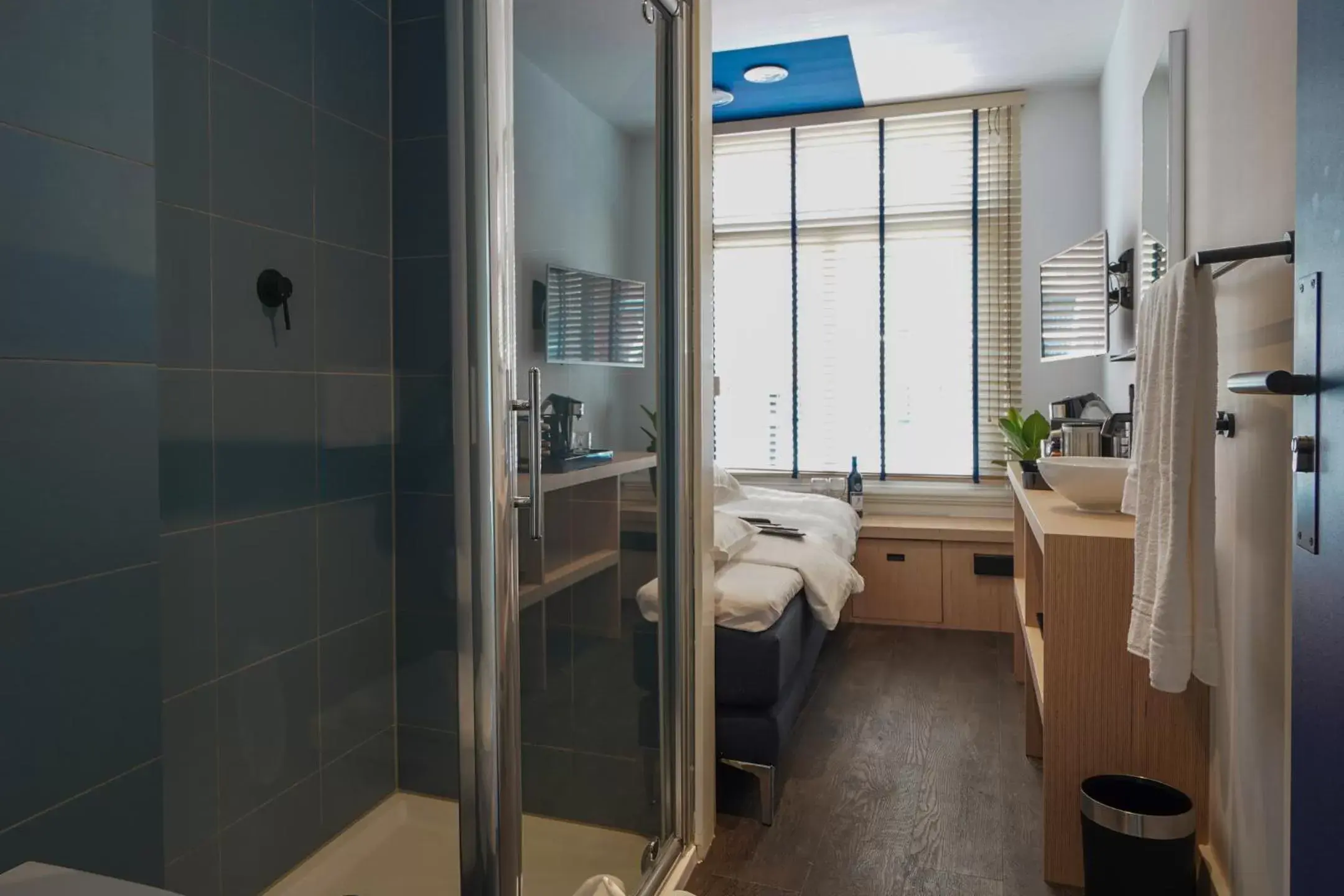 Bed, Bathroom in Amistad hotel