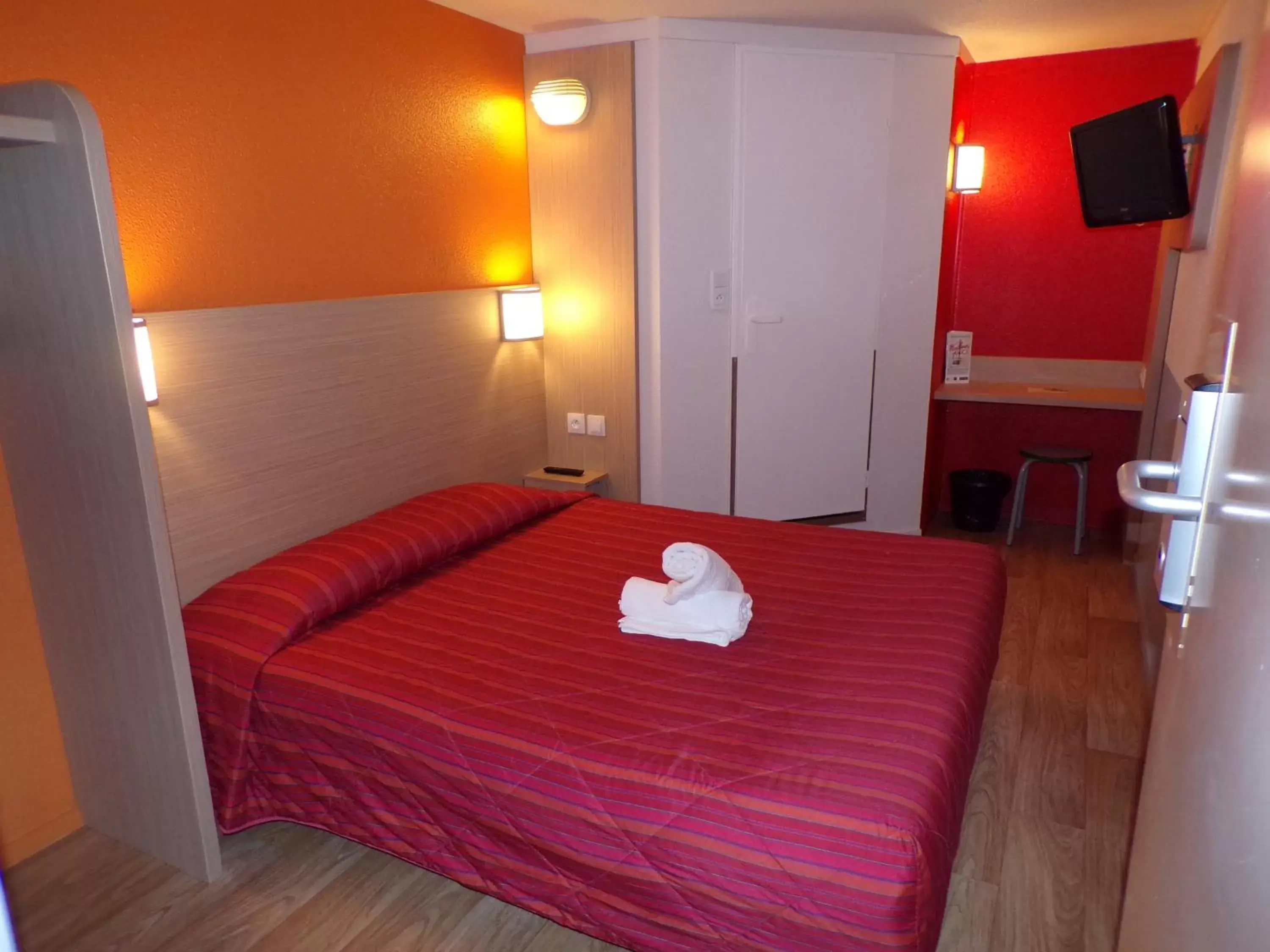 Photo of the whole room, Bed in Premiere Classe Cambrai Proville