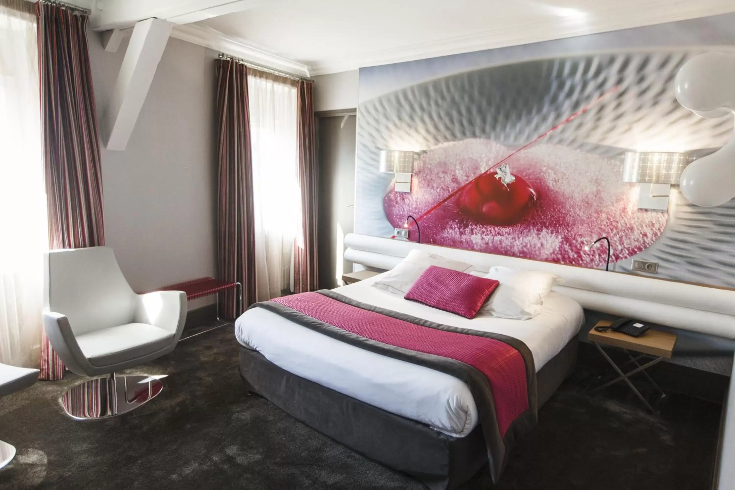Bedroom, Bed in Hostellerie Du Chapeau Rouge