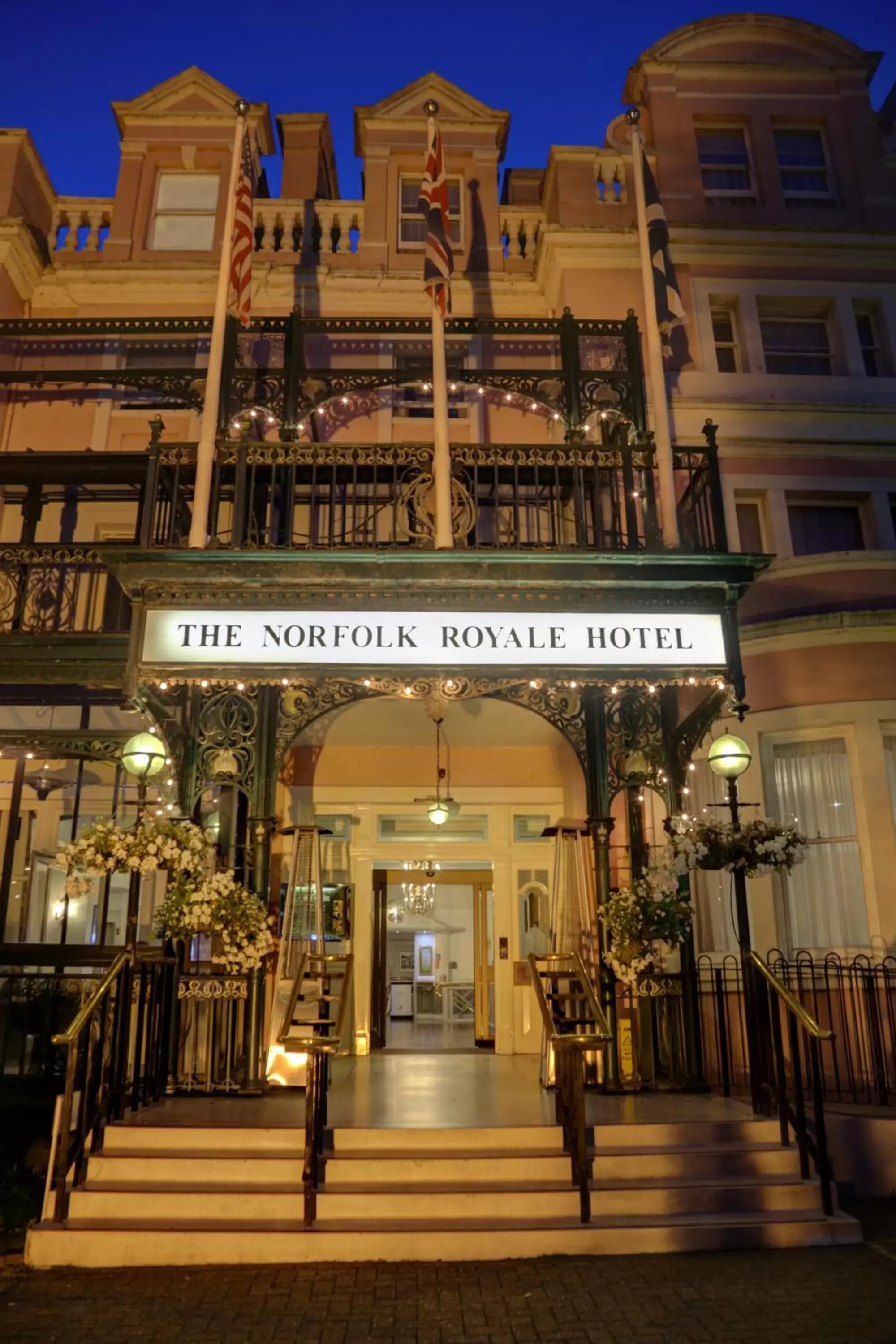 Facade/entrance in Norfolk Royale Hotel