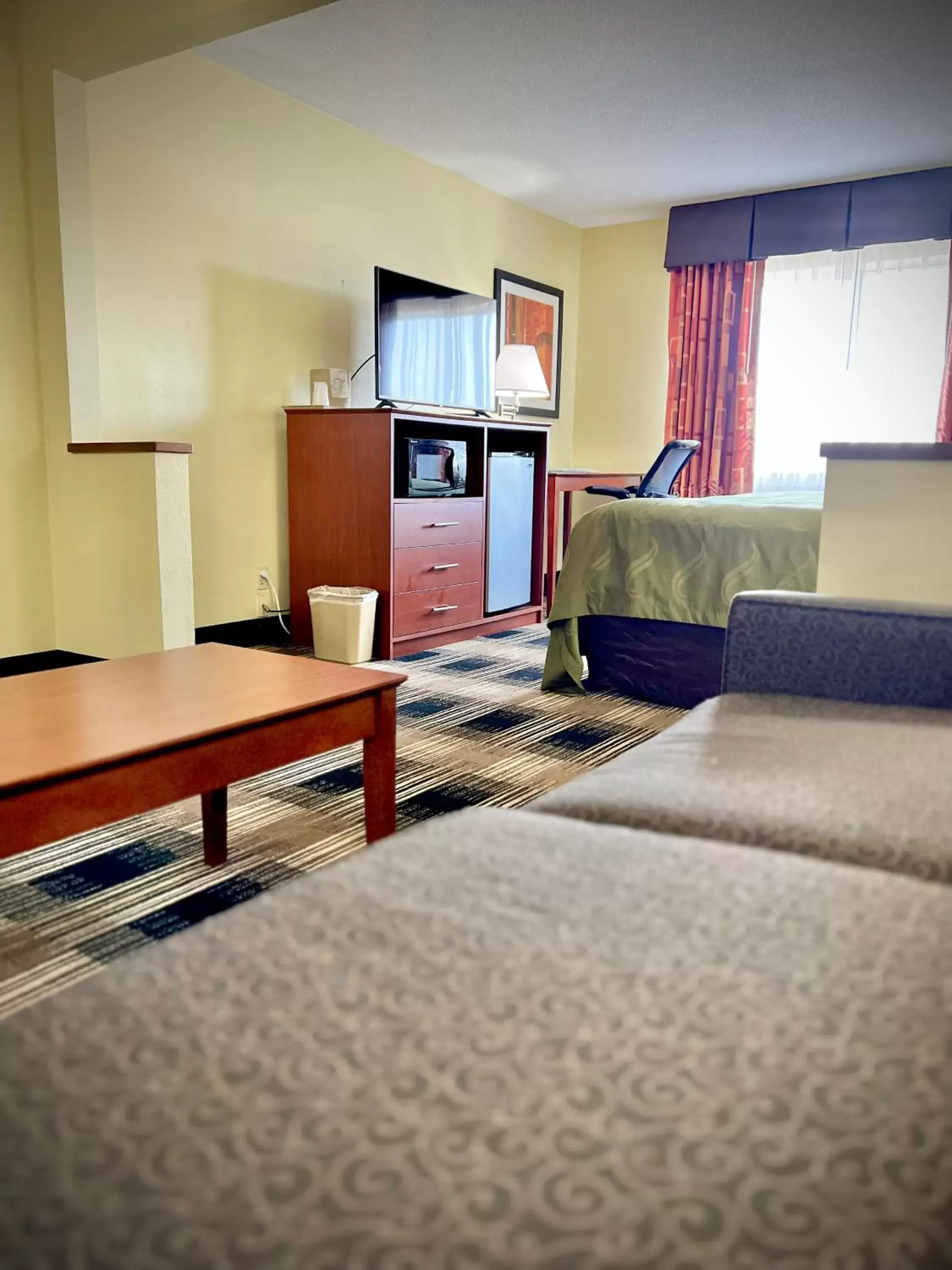 TV and multimedia in Quality Inn & Suites
