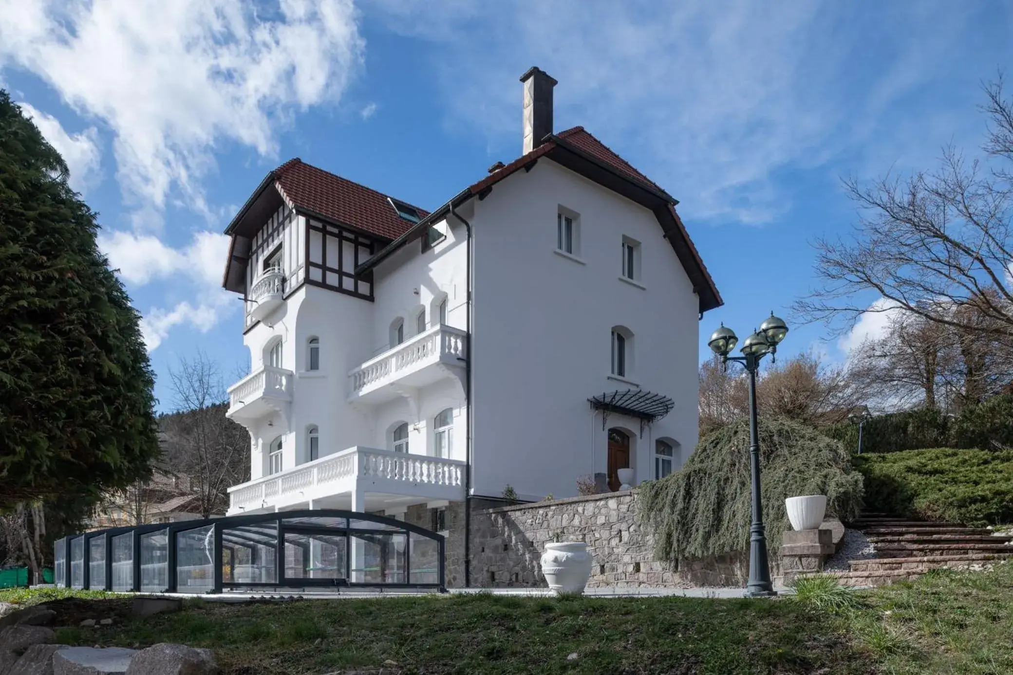 Property Building in Hôtel Le Beau Rivage