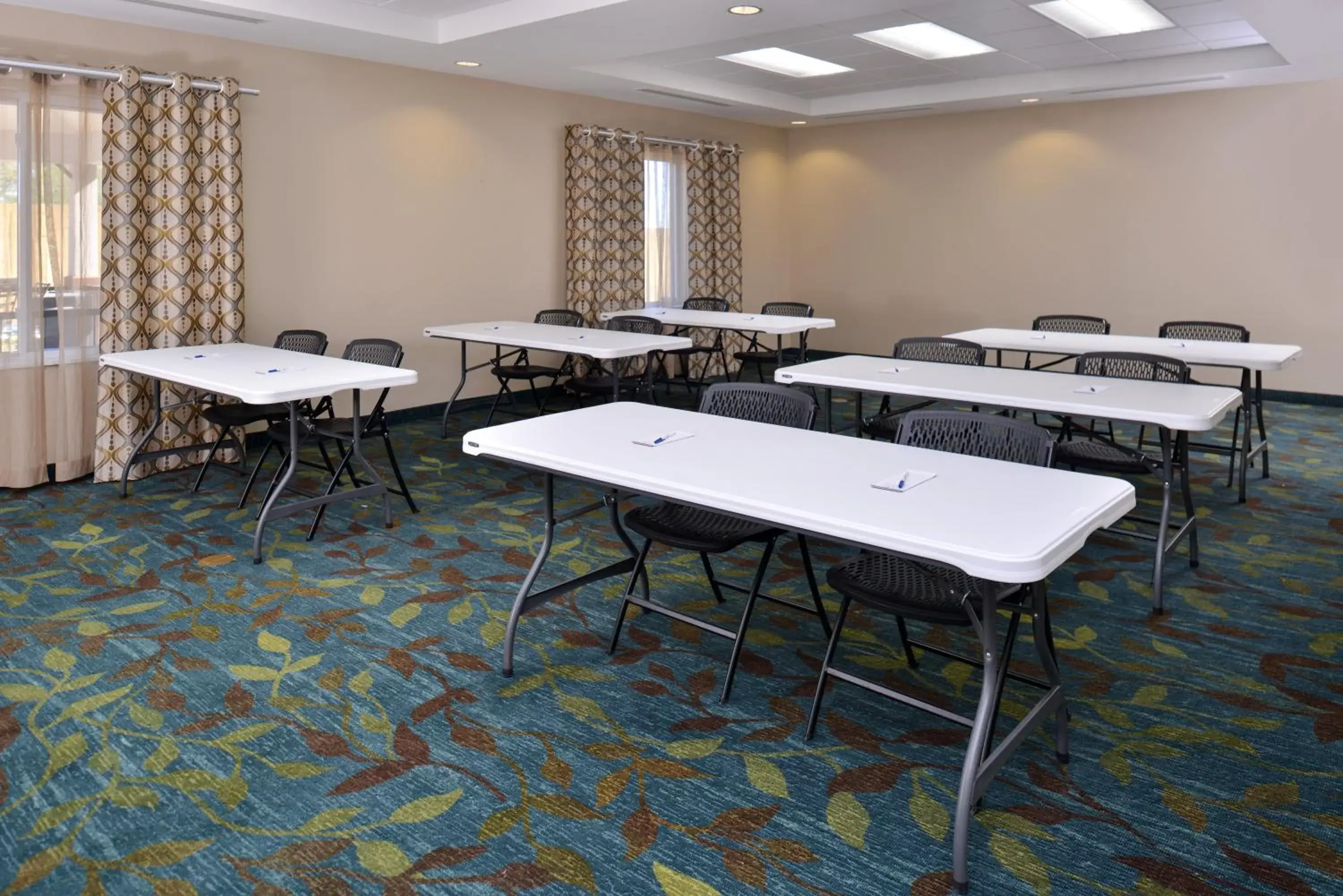 Meeting/conference room in Candlewood Suites Kenedy, an IHG Hotel