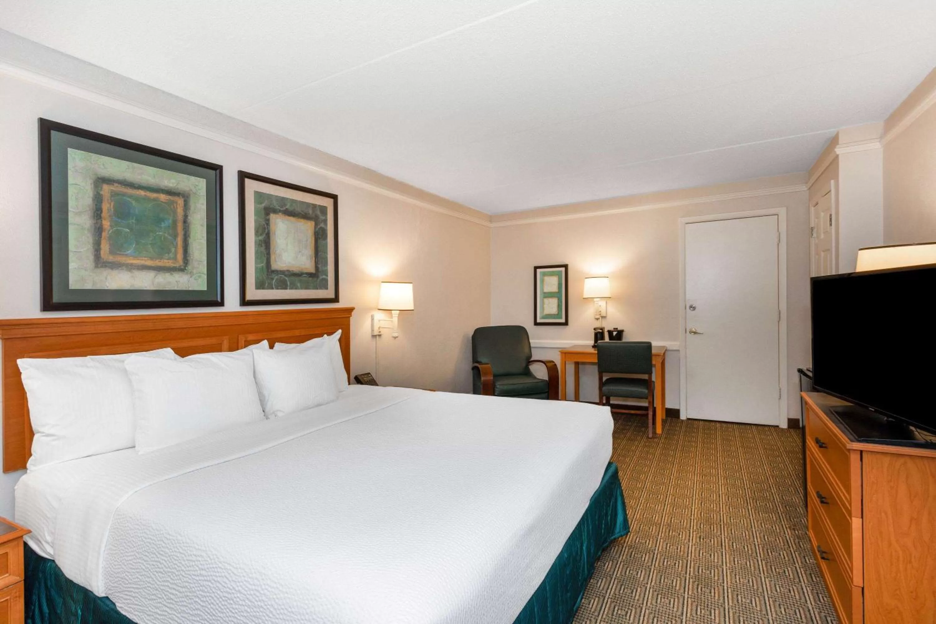 Photo of the whole room, Bed in La Quinta Inn by Wyndham Tallahassee North