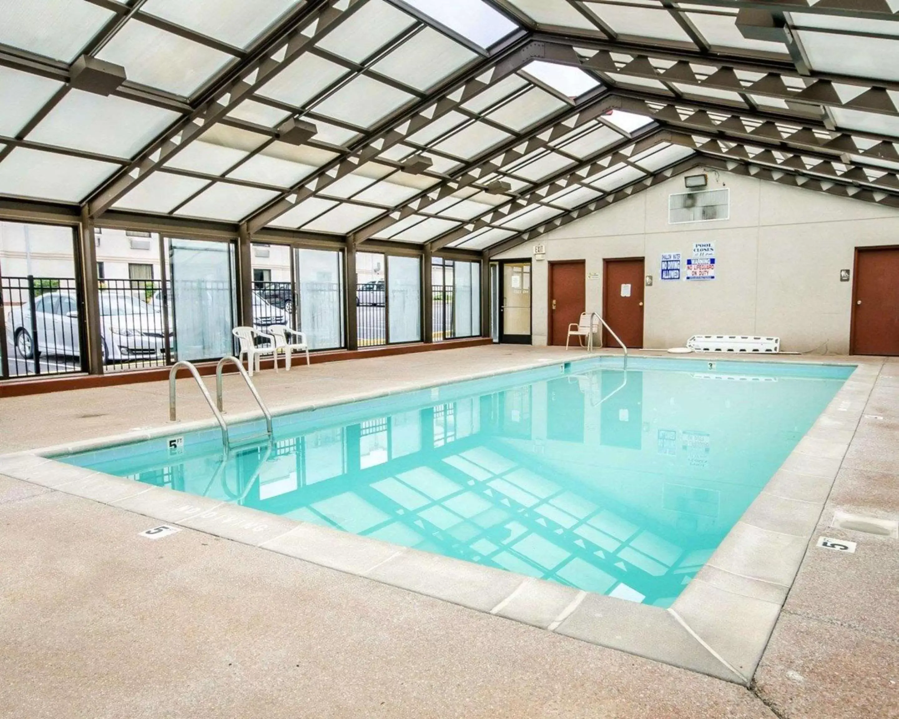 On site, Swimming Pool in Econo Lodge London