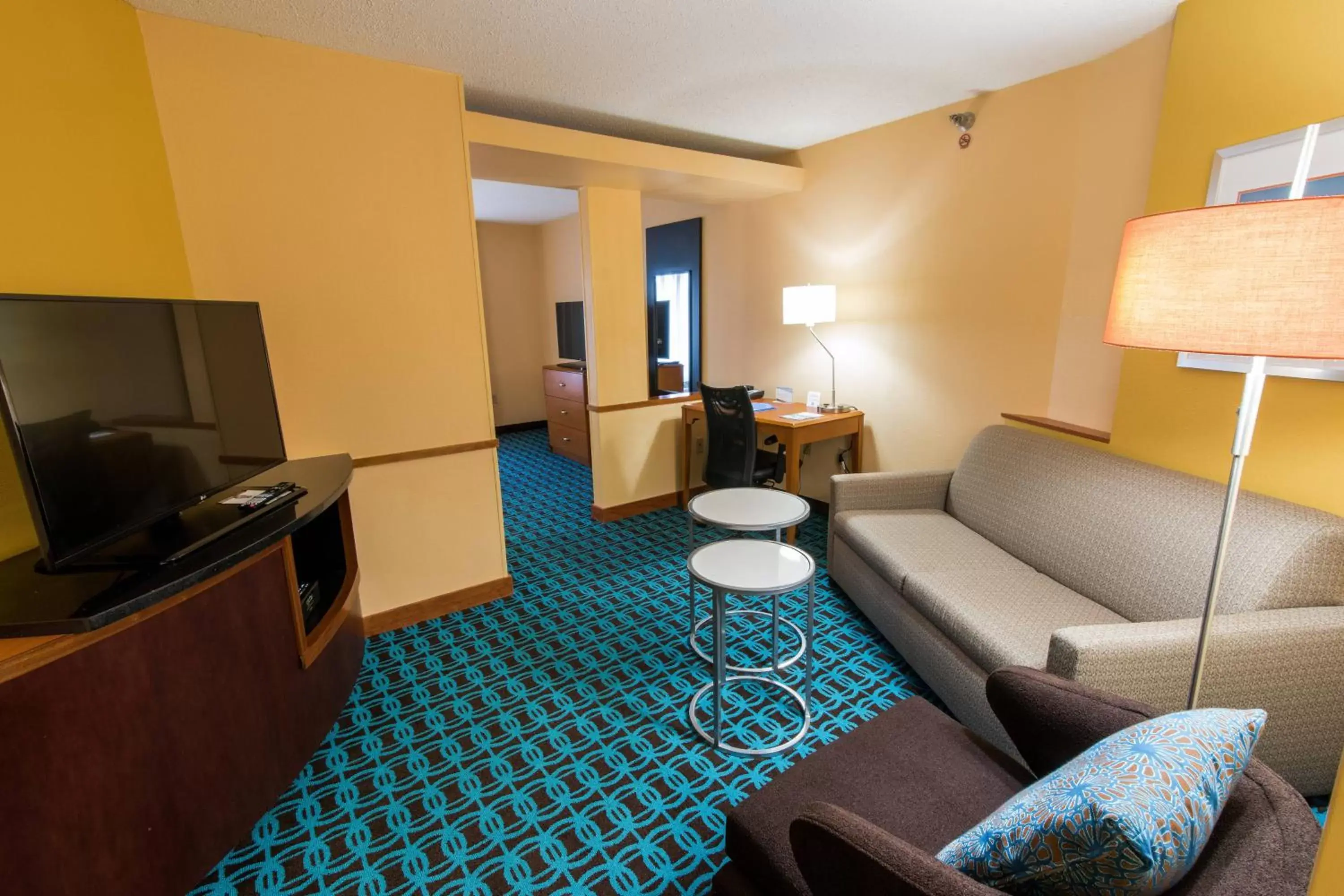 Bedroom, Seating Area in Fairfield by Marriott Chesapeake