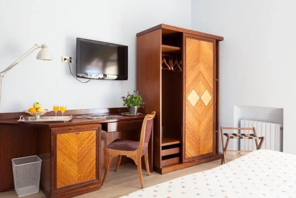 Photo of the whole room, TV/Entertainment Center in Hotel Cacciani