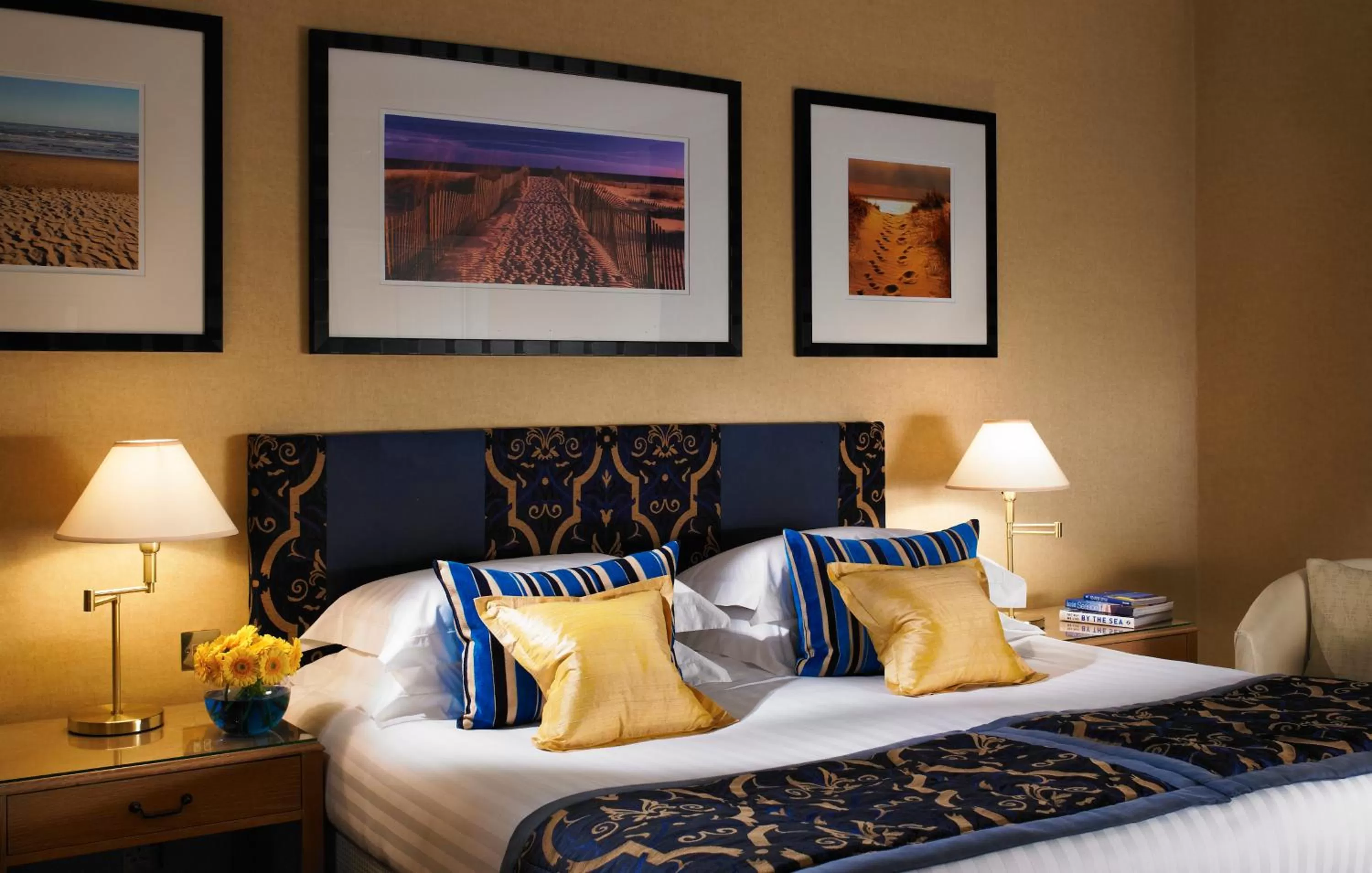 Photo of the whole room, Bed in Norfolk Royale Hotel