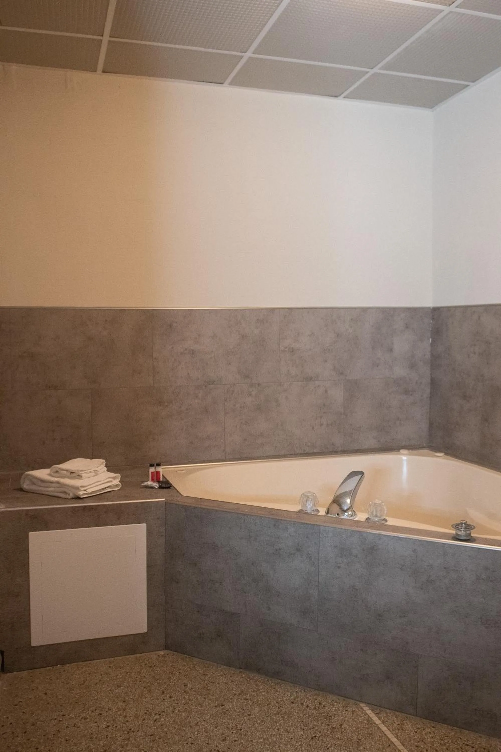 Hot Tub in Hotel Chataura