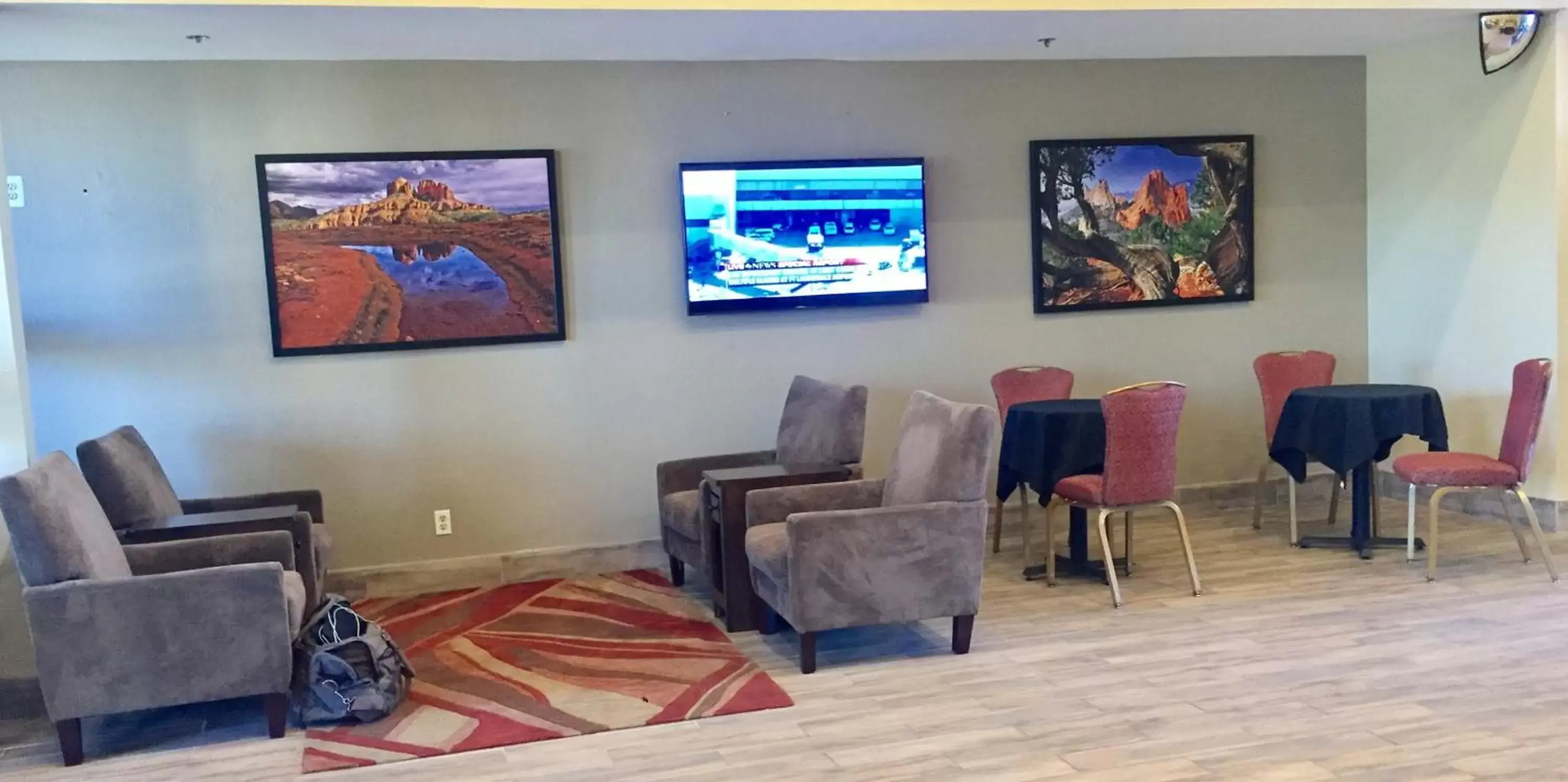 Lobby or reception, TV/Entertainment Center in Travelers Inn - Phoenix