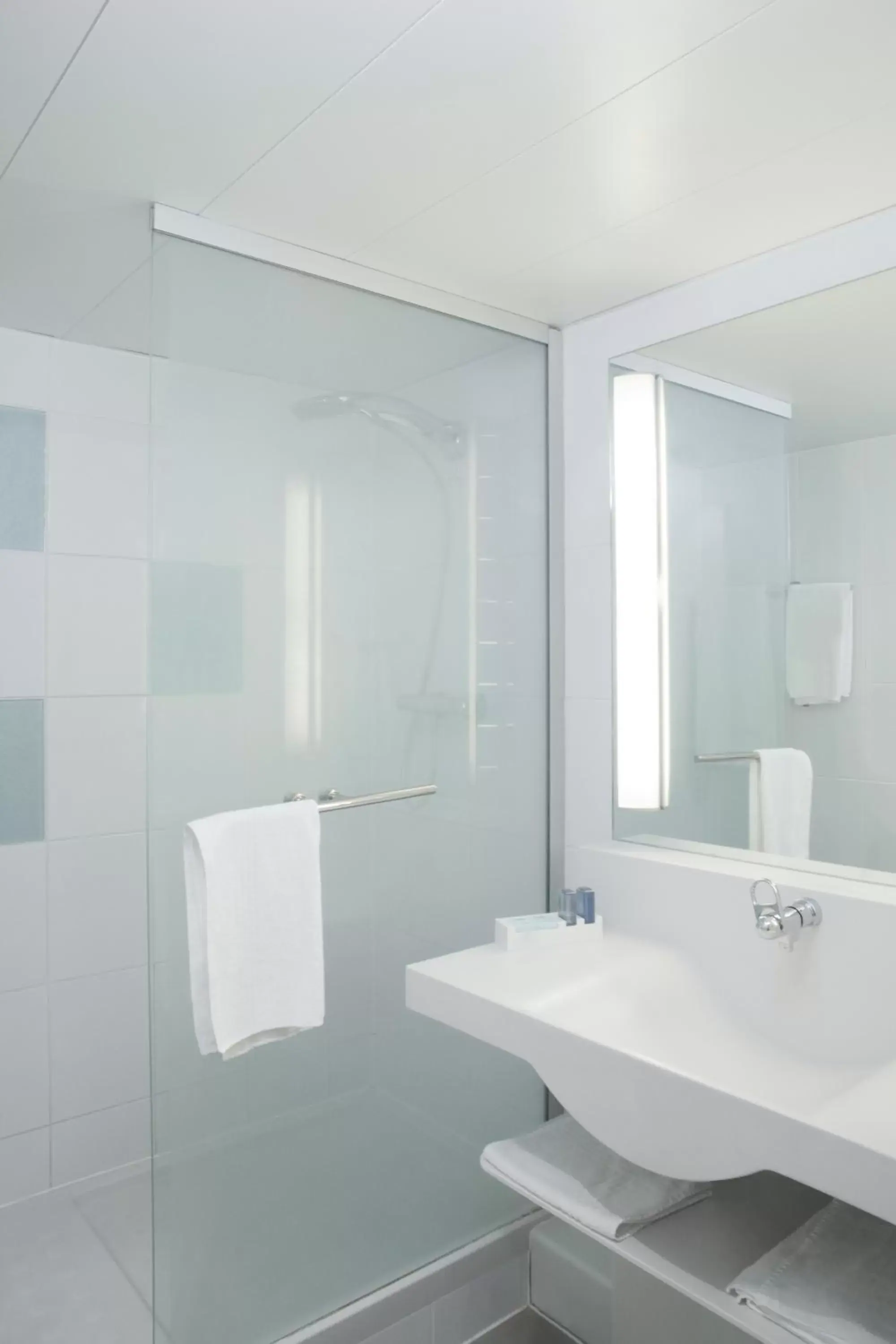 Shower, Bathroom in Novotel Lens Noyelles