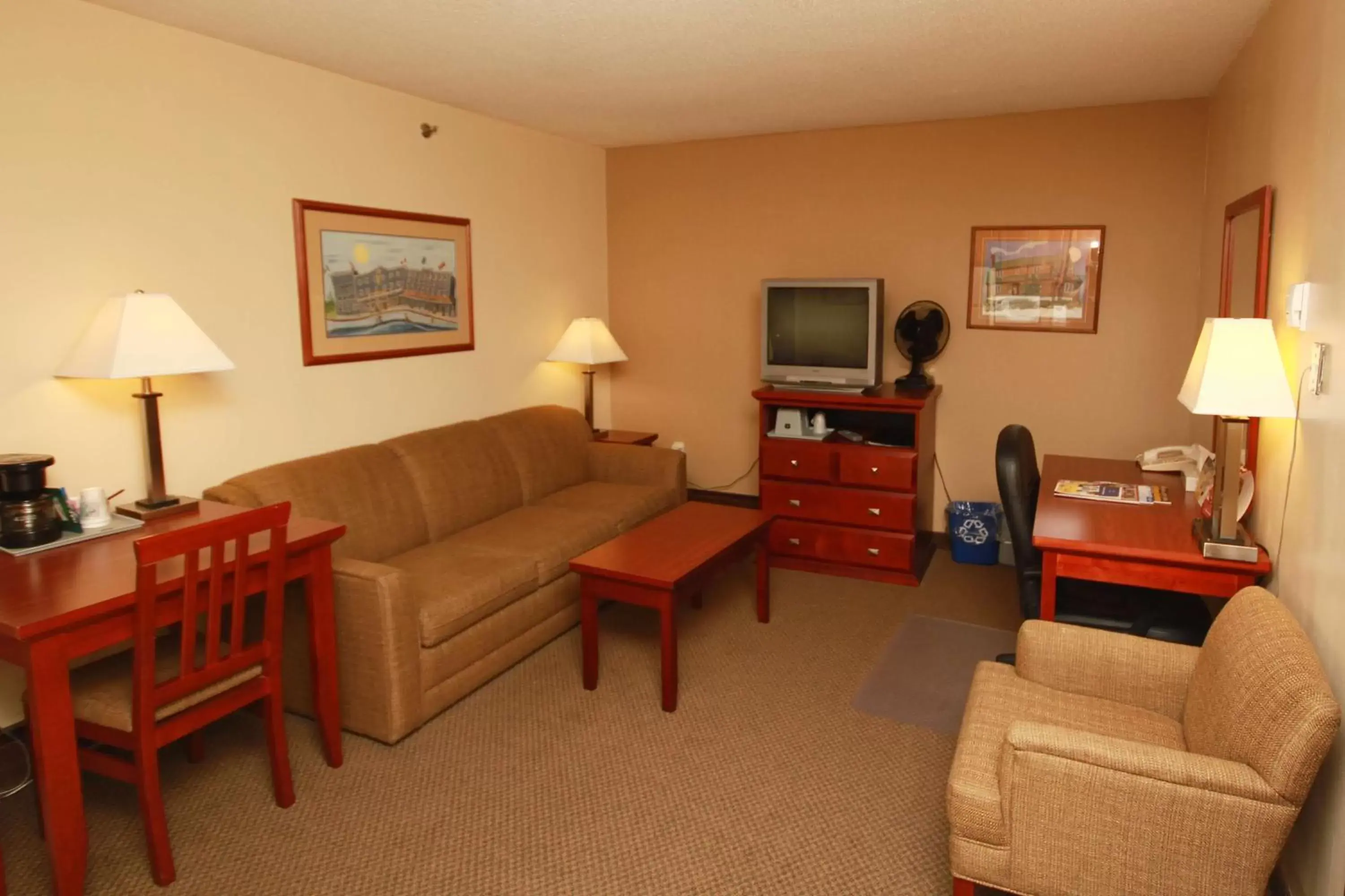 Photo of the whole room, Seating Area in Best Western Gold Rush Inn