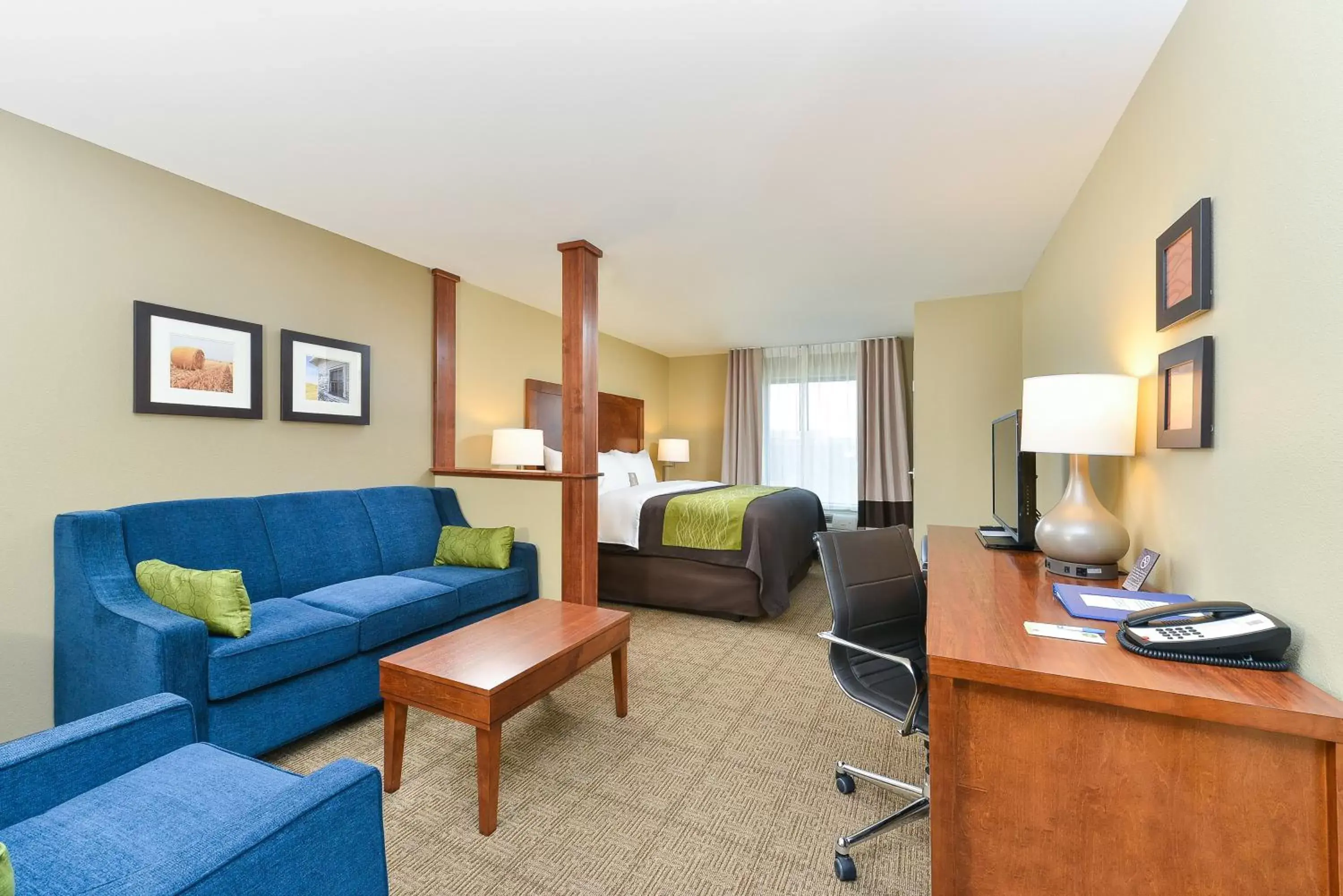 Photo of the whole room, Seating Area in Comfort Inn & Suites West - Medical Center