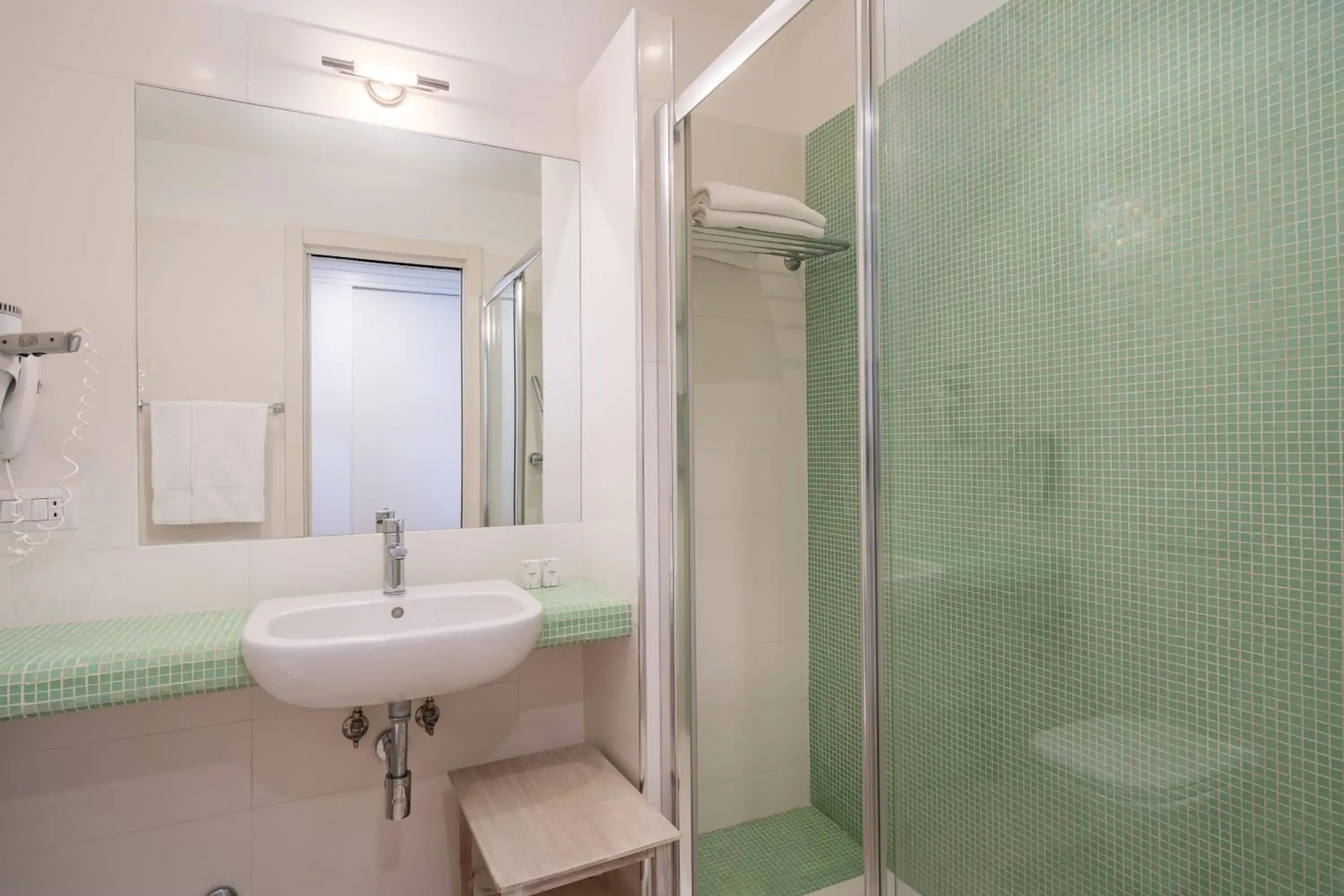 Shower, Bathroom in Hotel Punta Negra