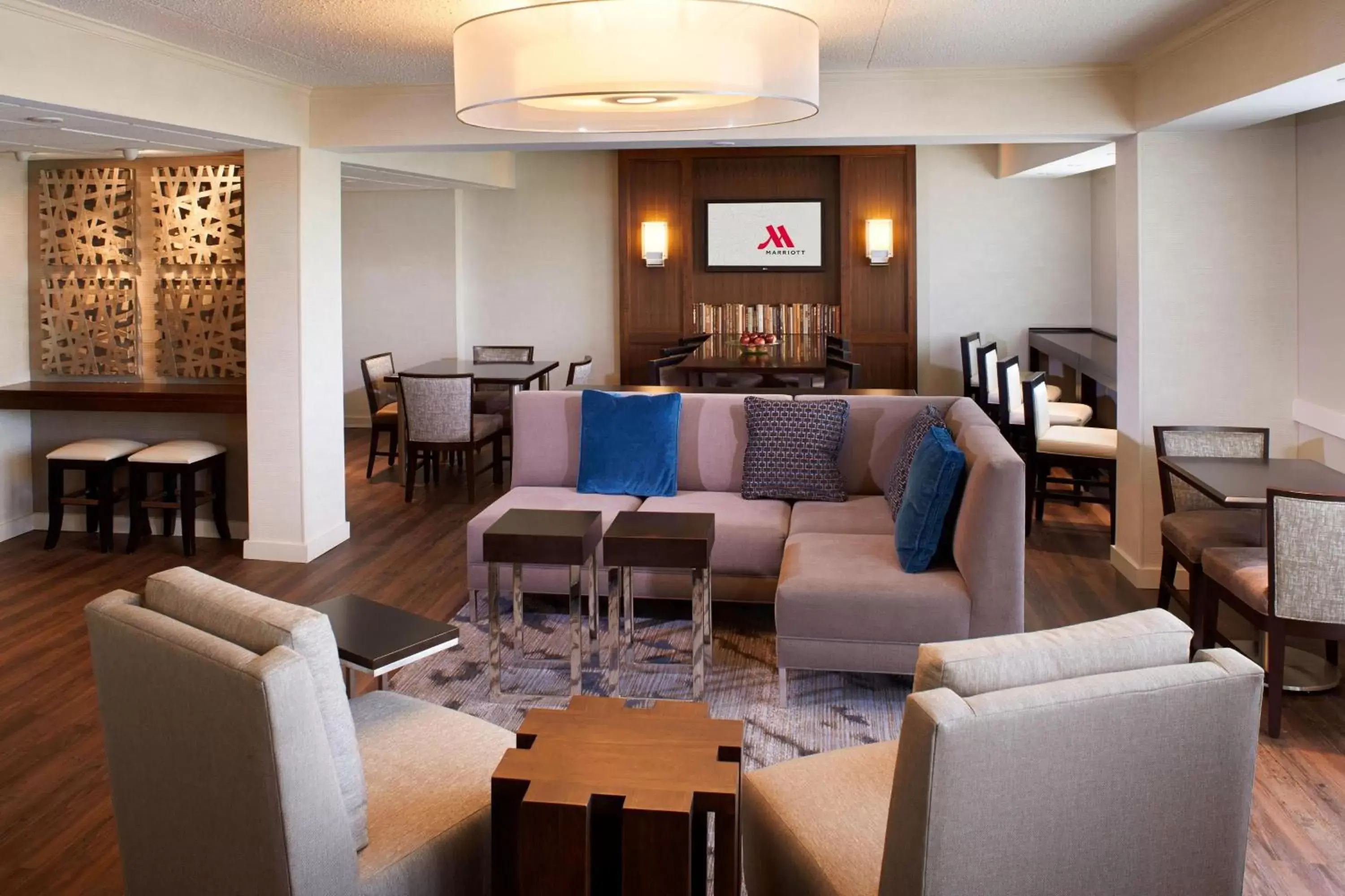 Lounge or bar, Seating Area in Detroit Metro Airport Marriott