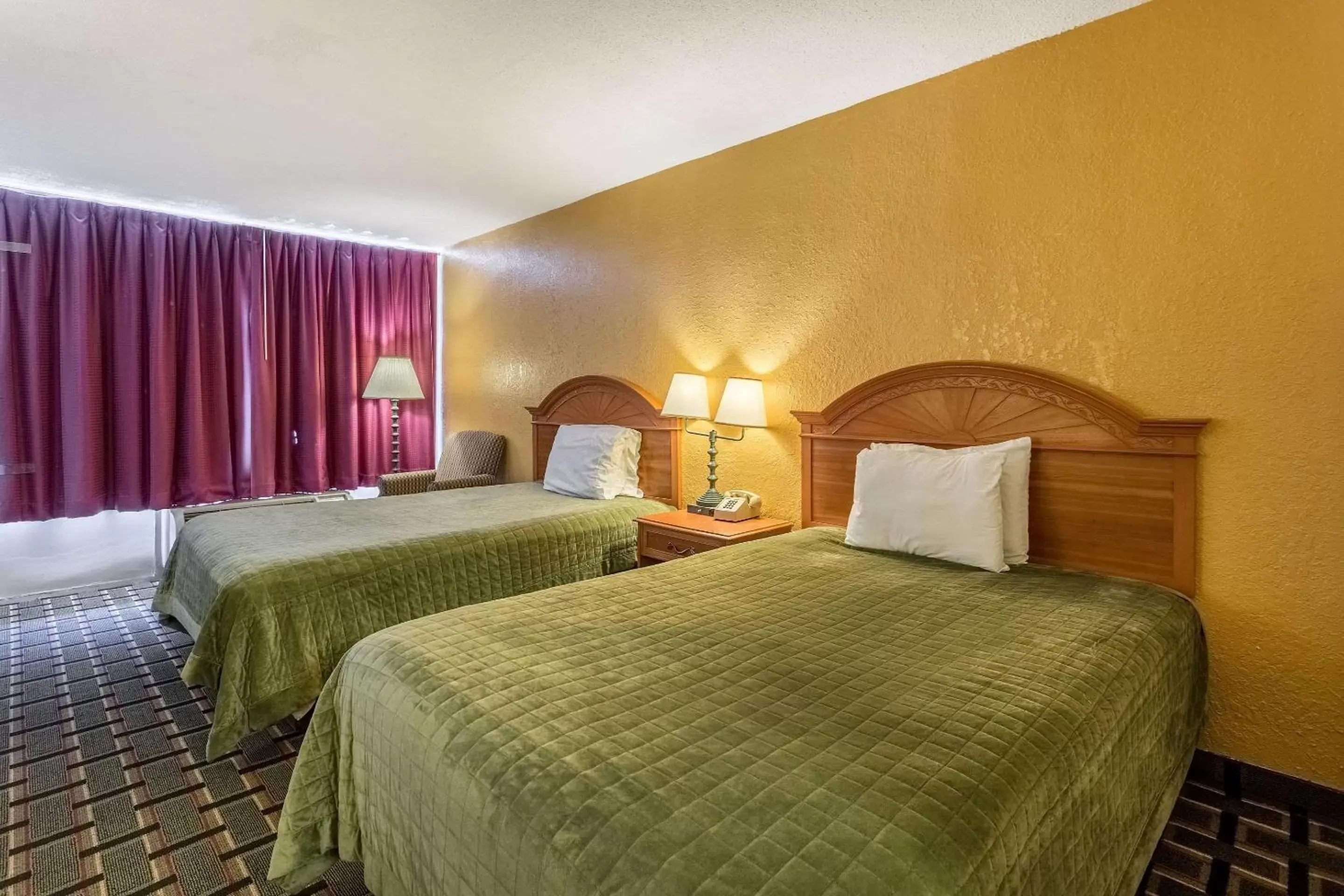 Photo of the whole room, Bed in Rodeway Inn Denmark-Jackson Photo of the whole room, Bed in Rodeway Inn Denmark-Jackson