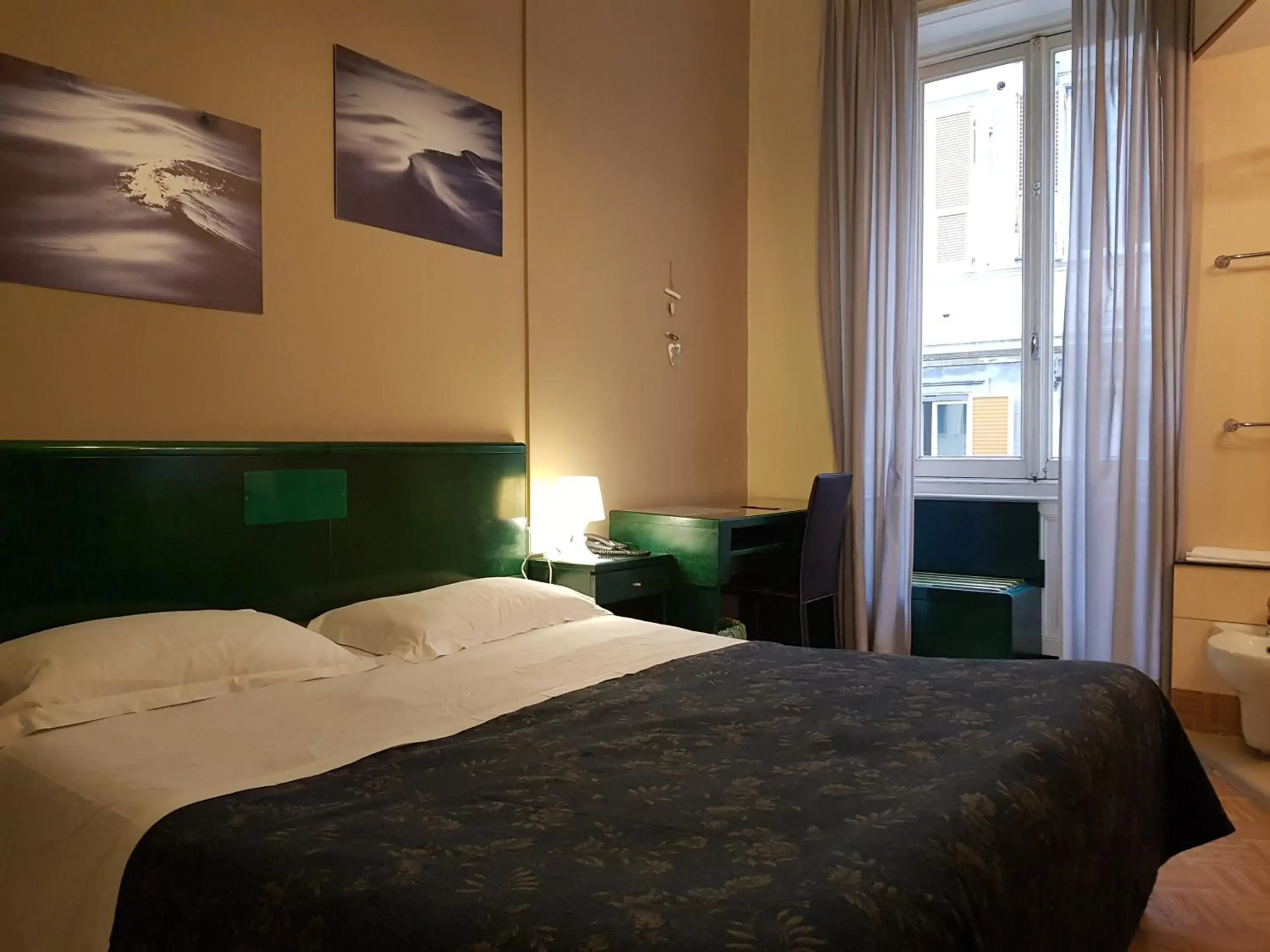 Bedroom, Bed in Hotel Suisse