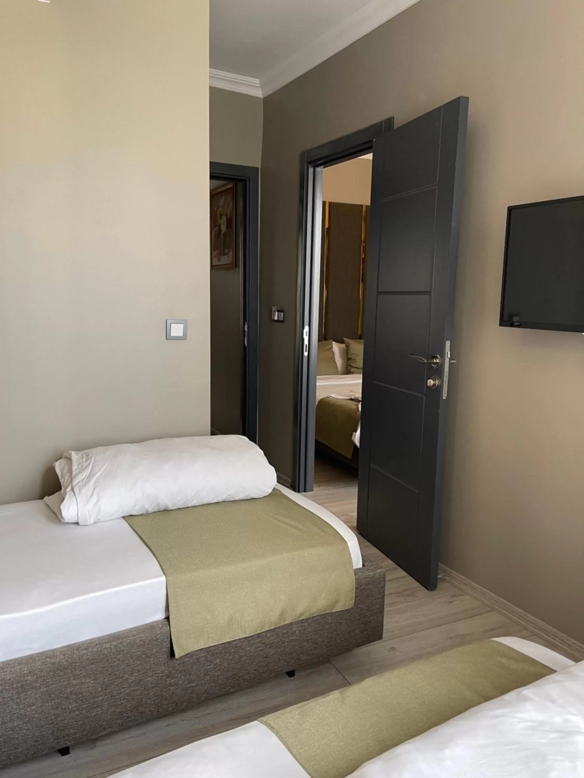 Photo of the whole room, Bed in New Taksim Hotel