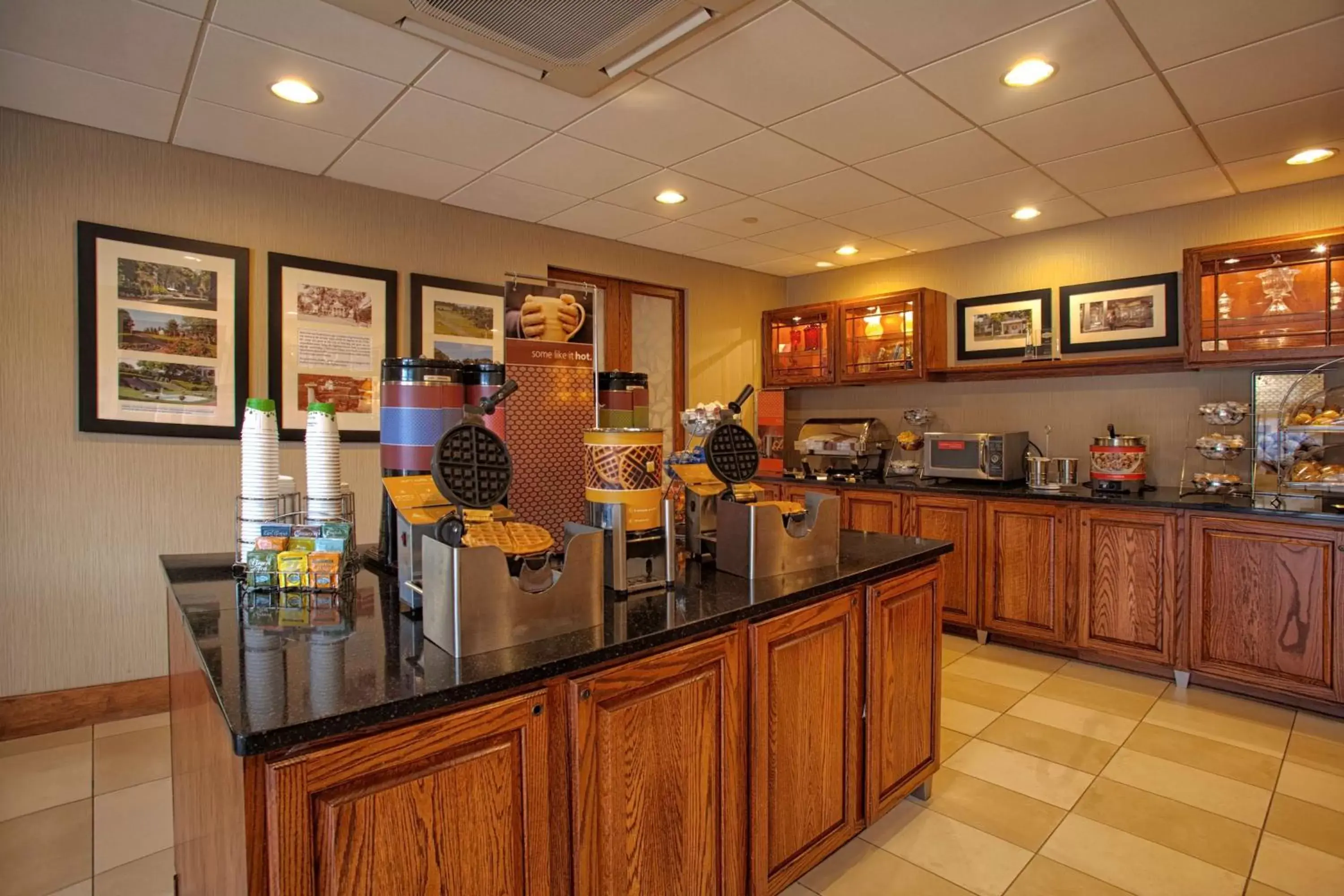 Dining area in Hampton Inn Wheeling