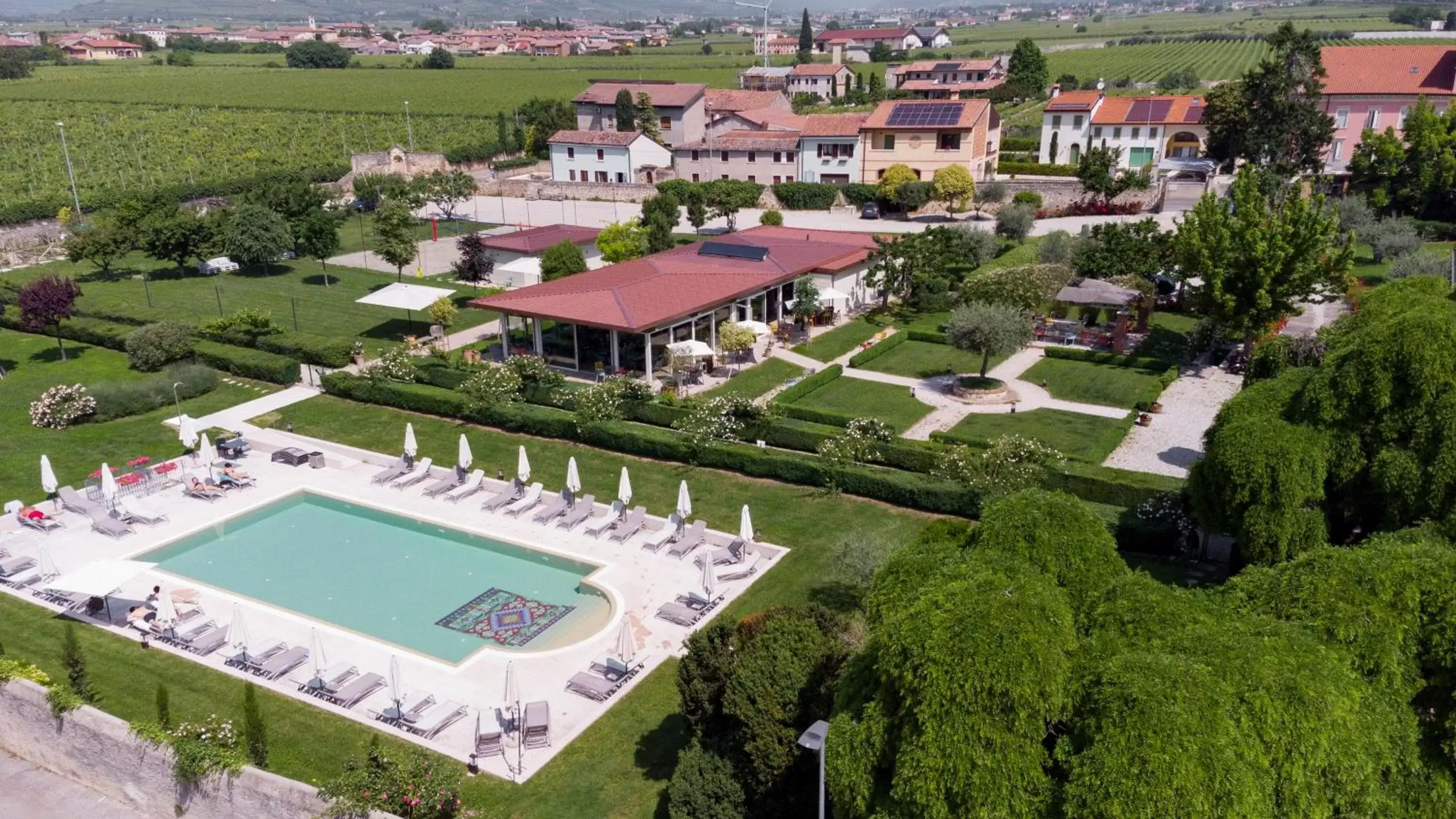 Swimming pool, Bird's-eye View in B&B Villa Nichesola