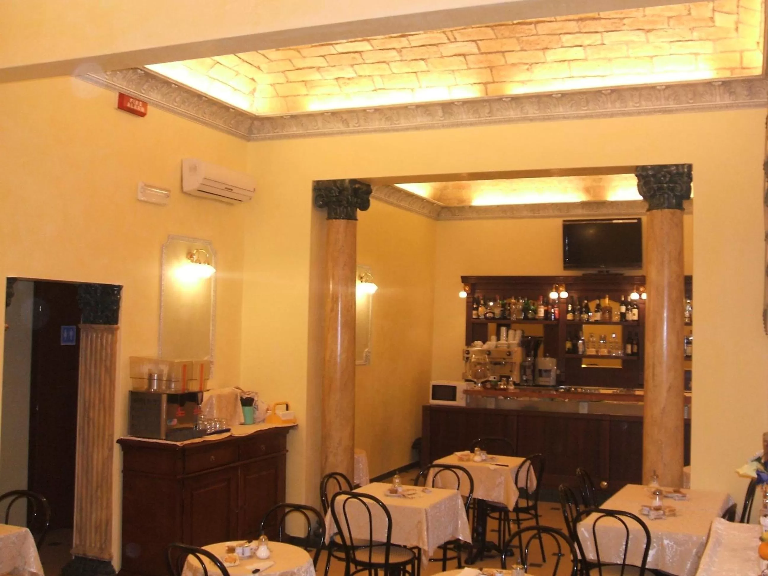 Restaurant/places to eat in Cambridge Hotel