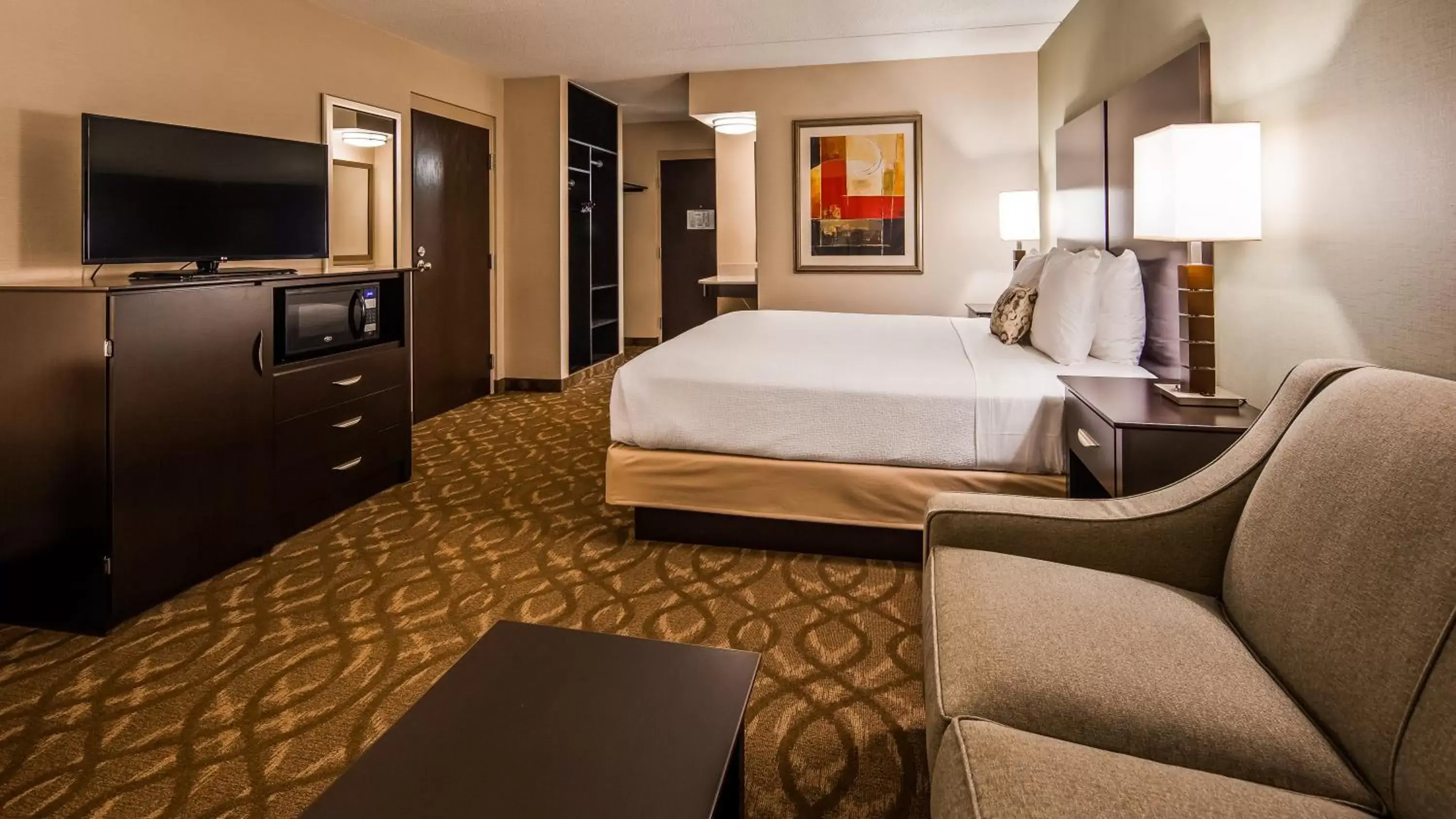 Bedroom, TV/Entertainment Center in Best Western Okemos/East Lansing Hotel & Suites