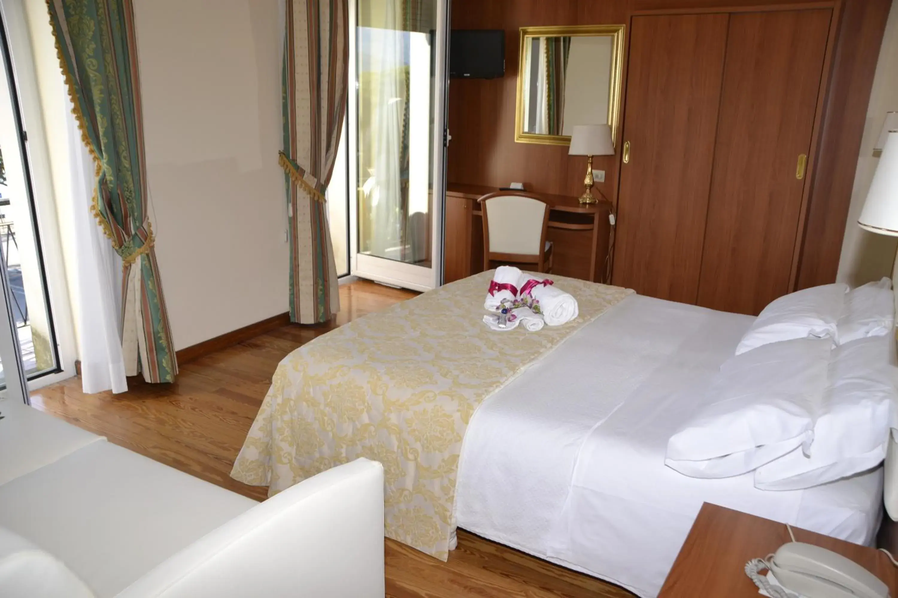 Standard Triple Room in Hotel Milan Speranza Au Lac