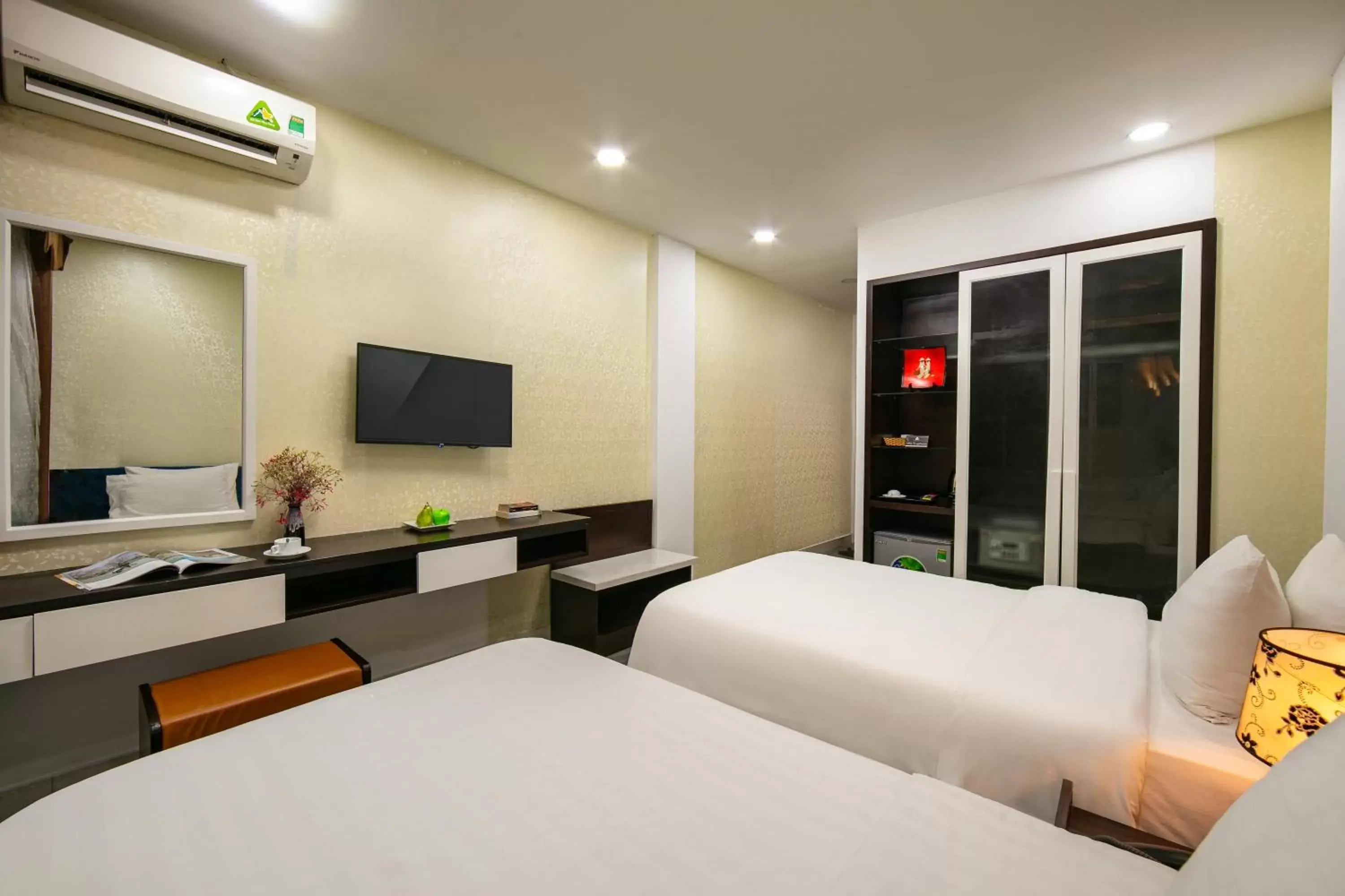 Bedroom, TV/Entertainment Center in Dream Central Hotel