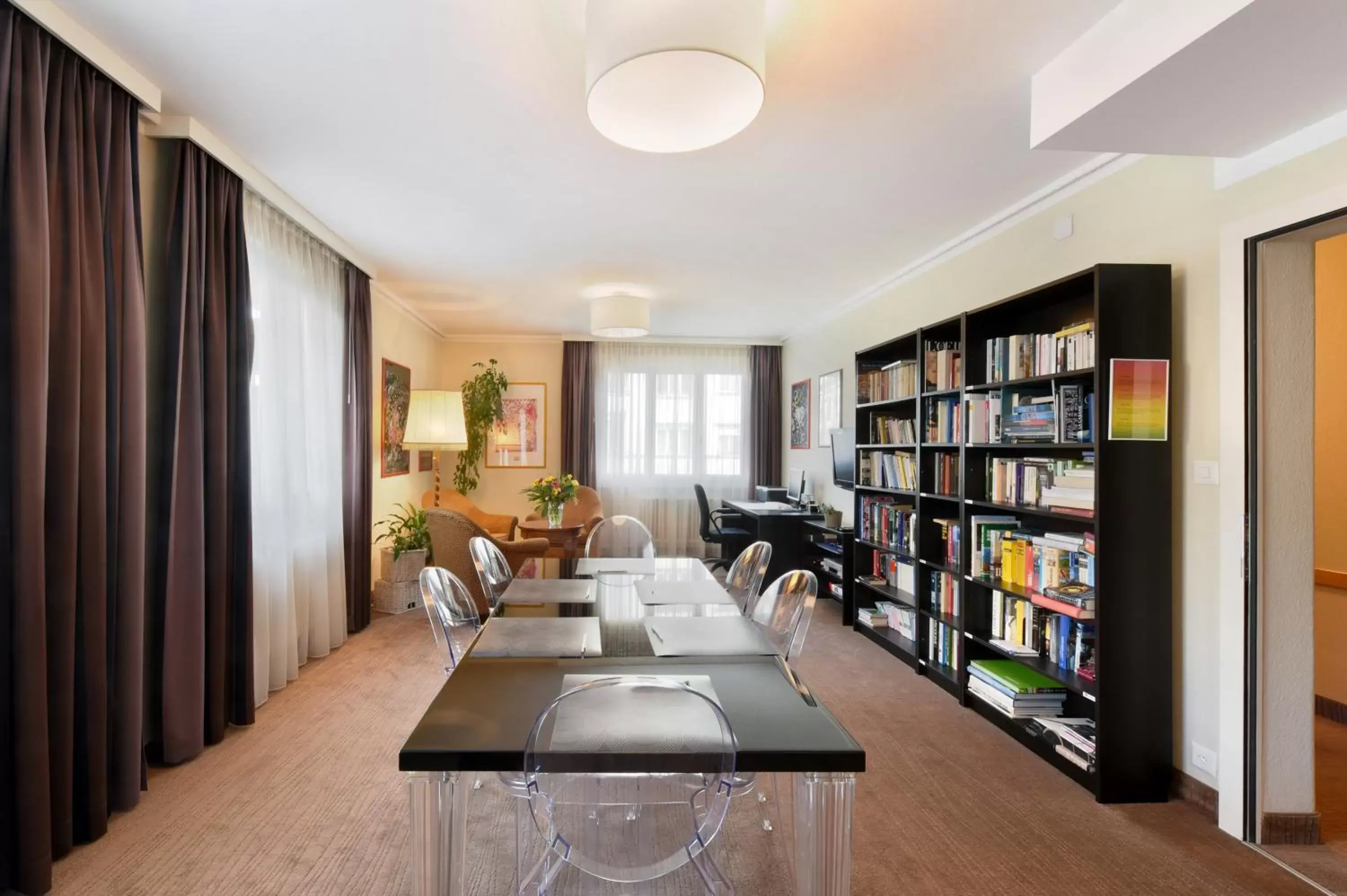 Communal lounge/ TV room, Library in Hôtel Bellerive