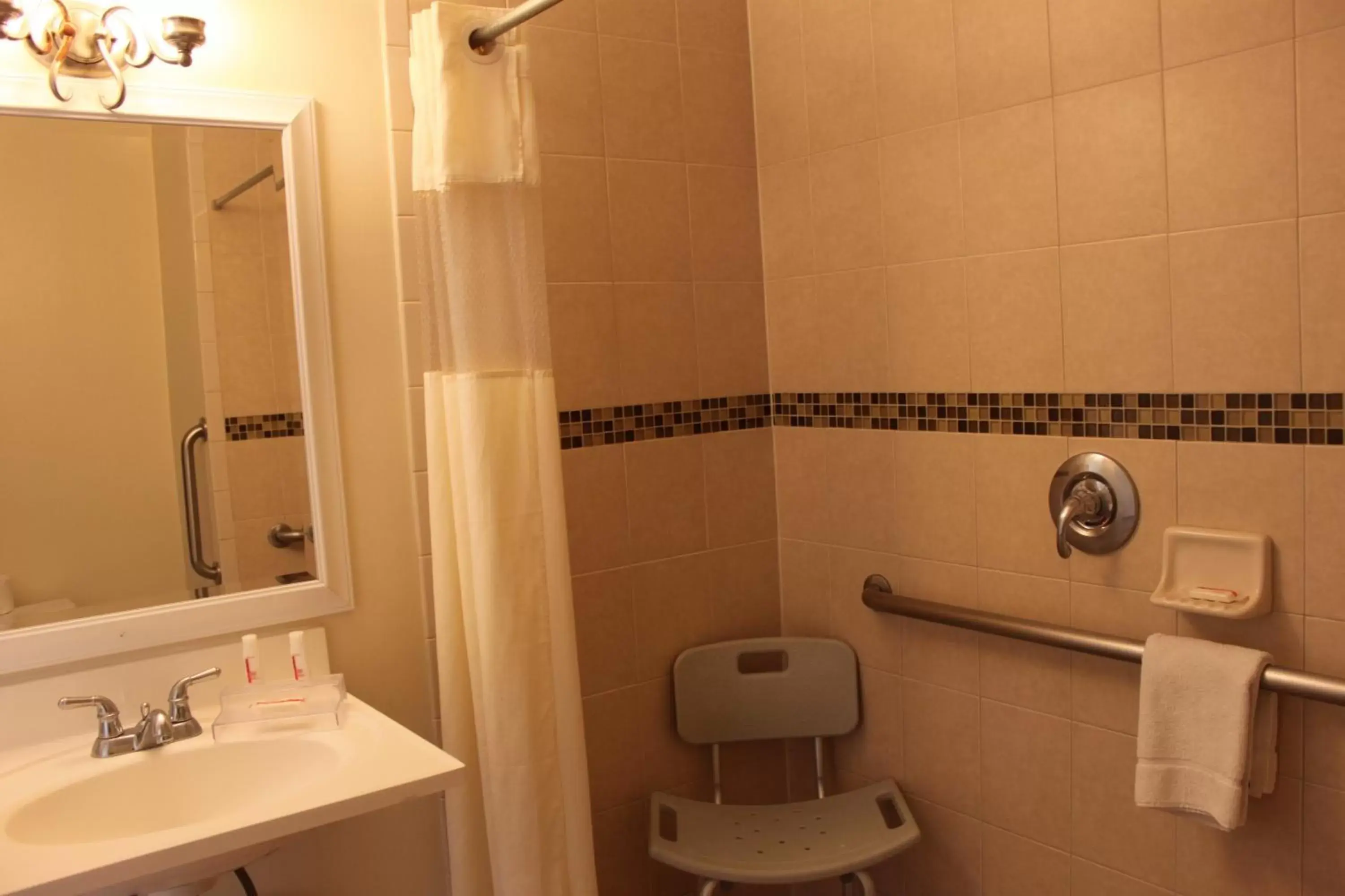 Shower, Bathroom in Travelodge by Wyndham Santa Maria