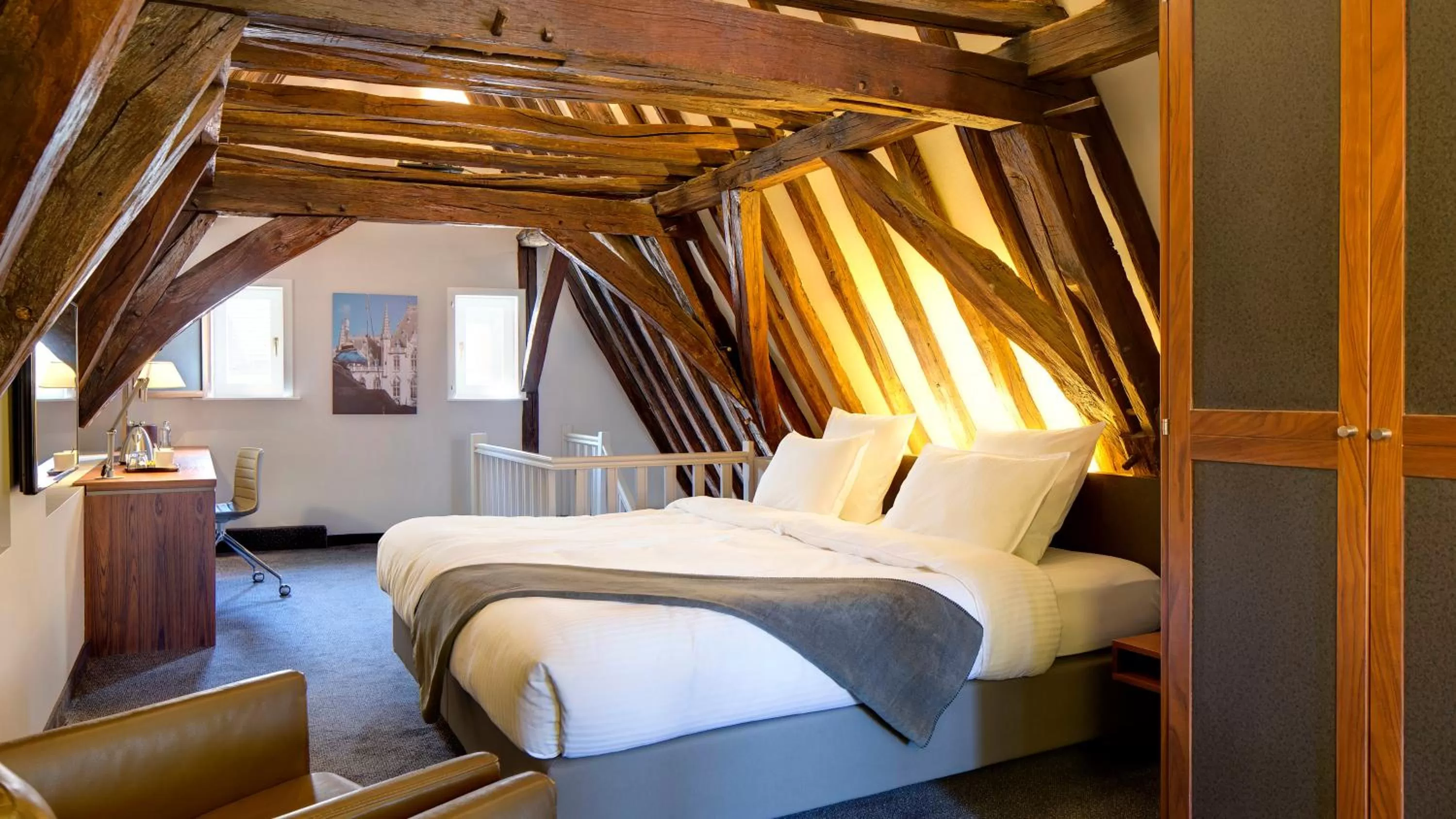 Photo of the whole room, Bed in Crowne Plaza Hotel Brugge by IHG