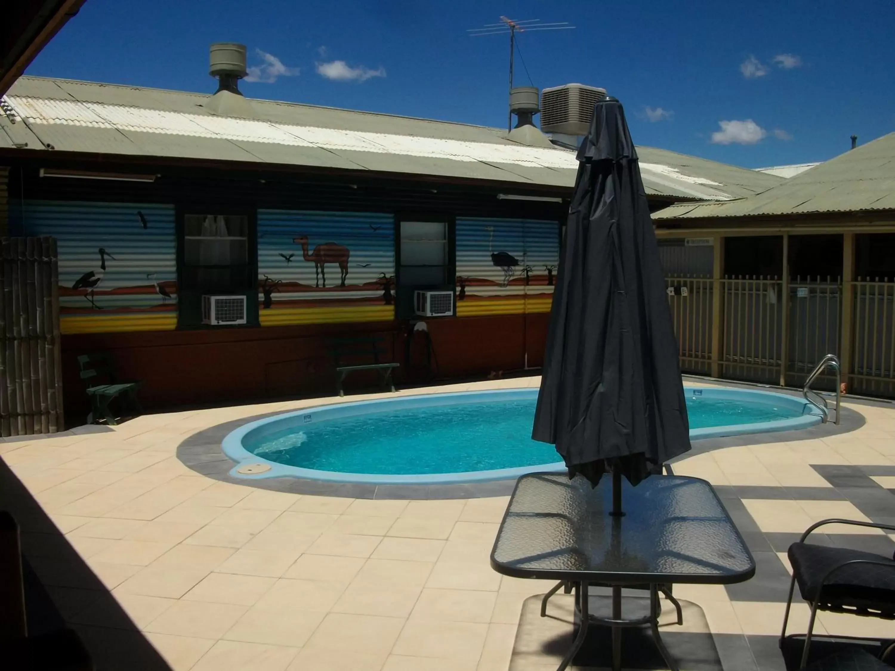 Swimming pool in Broken Hill Tourist Lodge Swimming pool in Broken Hill Tourist Lodge