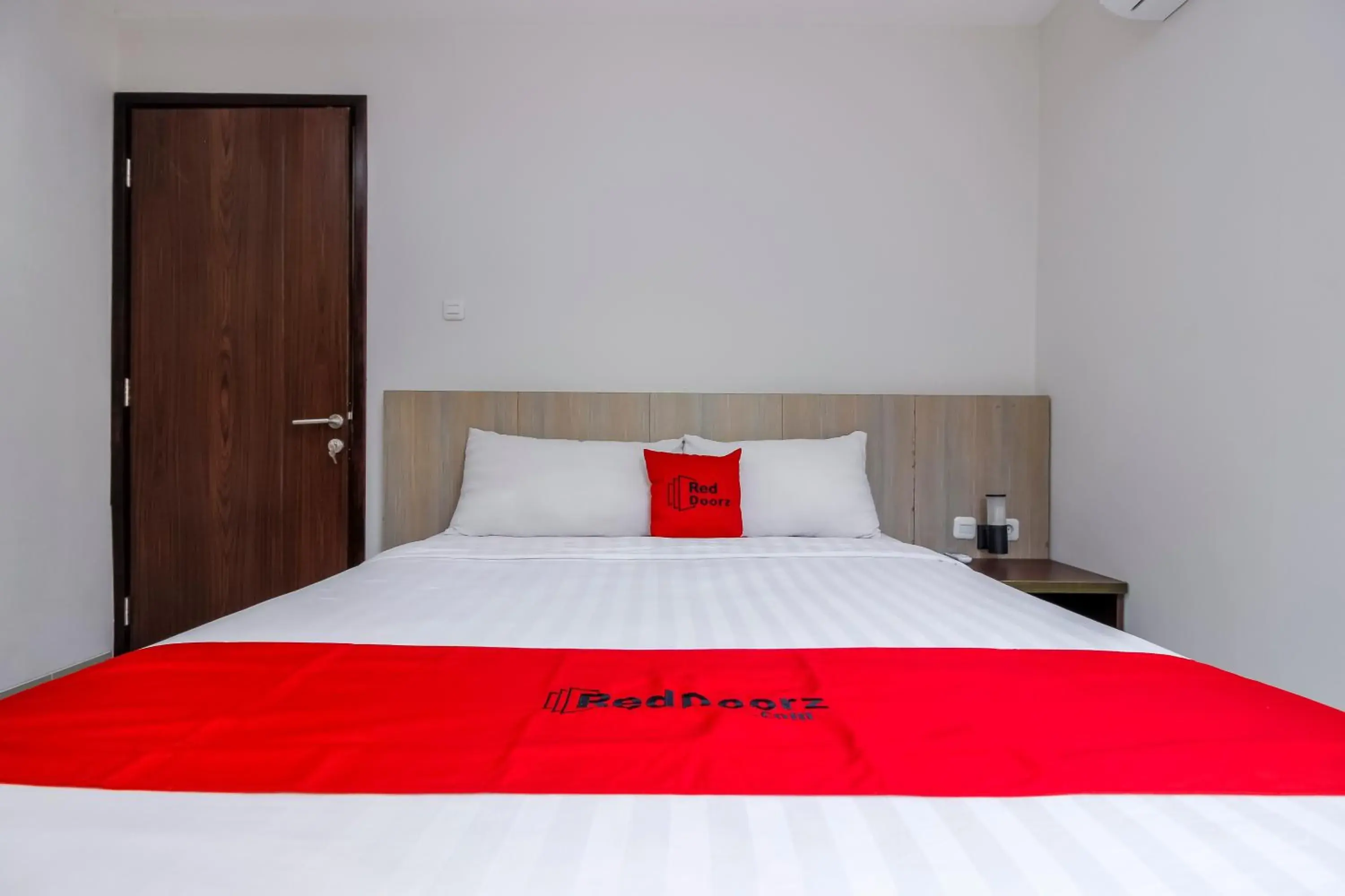 Bedroom, Bed in RedDoorz Plus @ TB Simatupang